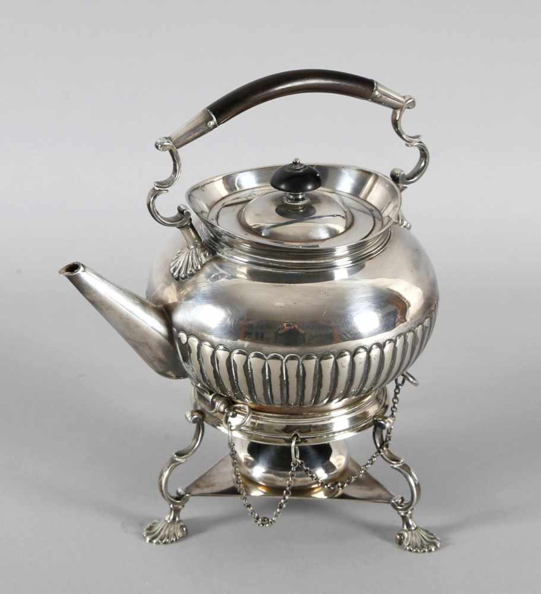 Teekanne auf Rechaud, wohl deutsch, Anfang 20. Jh., im englischen Stil