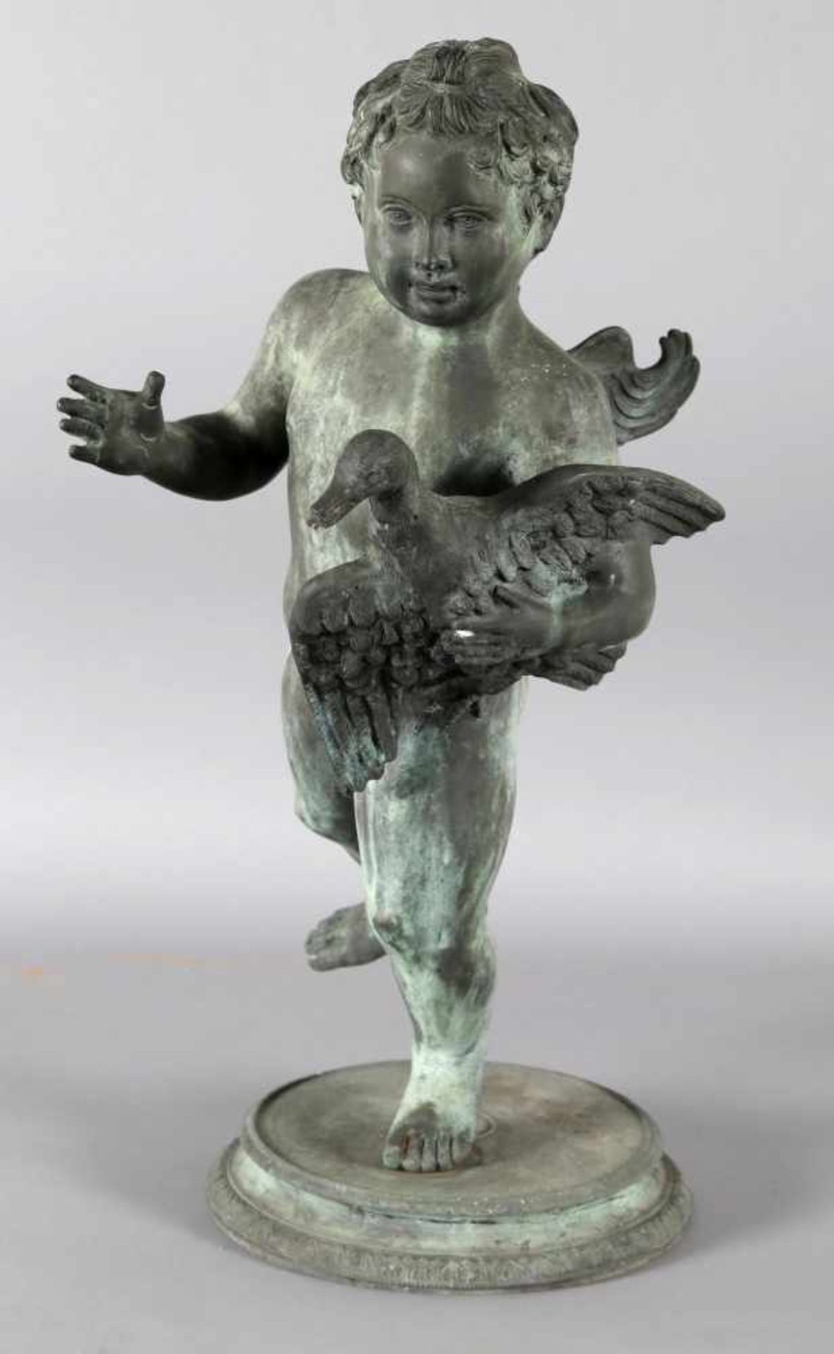 Bronze-Statue eines Eroten der eine Gans trägt (sog. Gänsedieb)