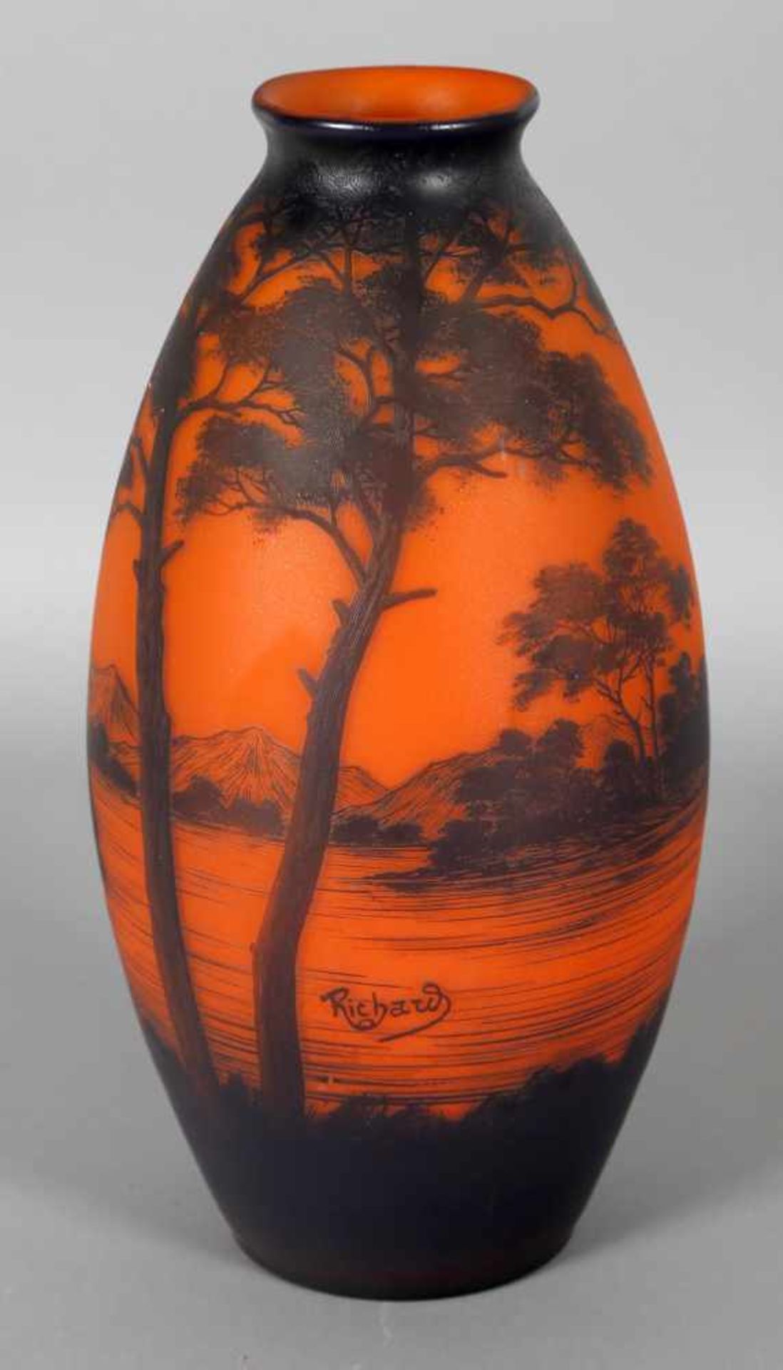 Große Richard-Vase in Balusterform mit weiter Donaulandschaft, um 1920 - Bild 2 aus 2