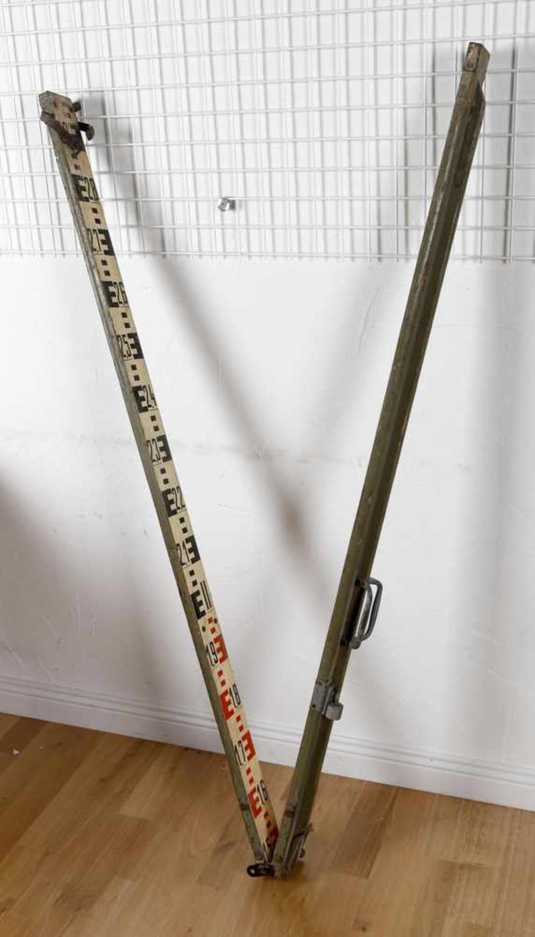 Feldstativ, Holz, mit Metallkopf in grau Hammerschlag-Lackierung - Bild 2 aus 2