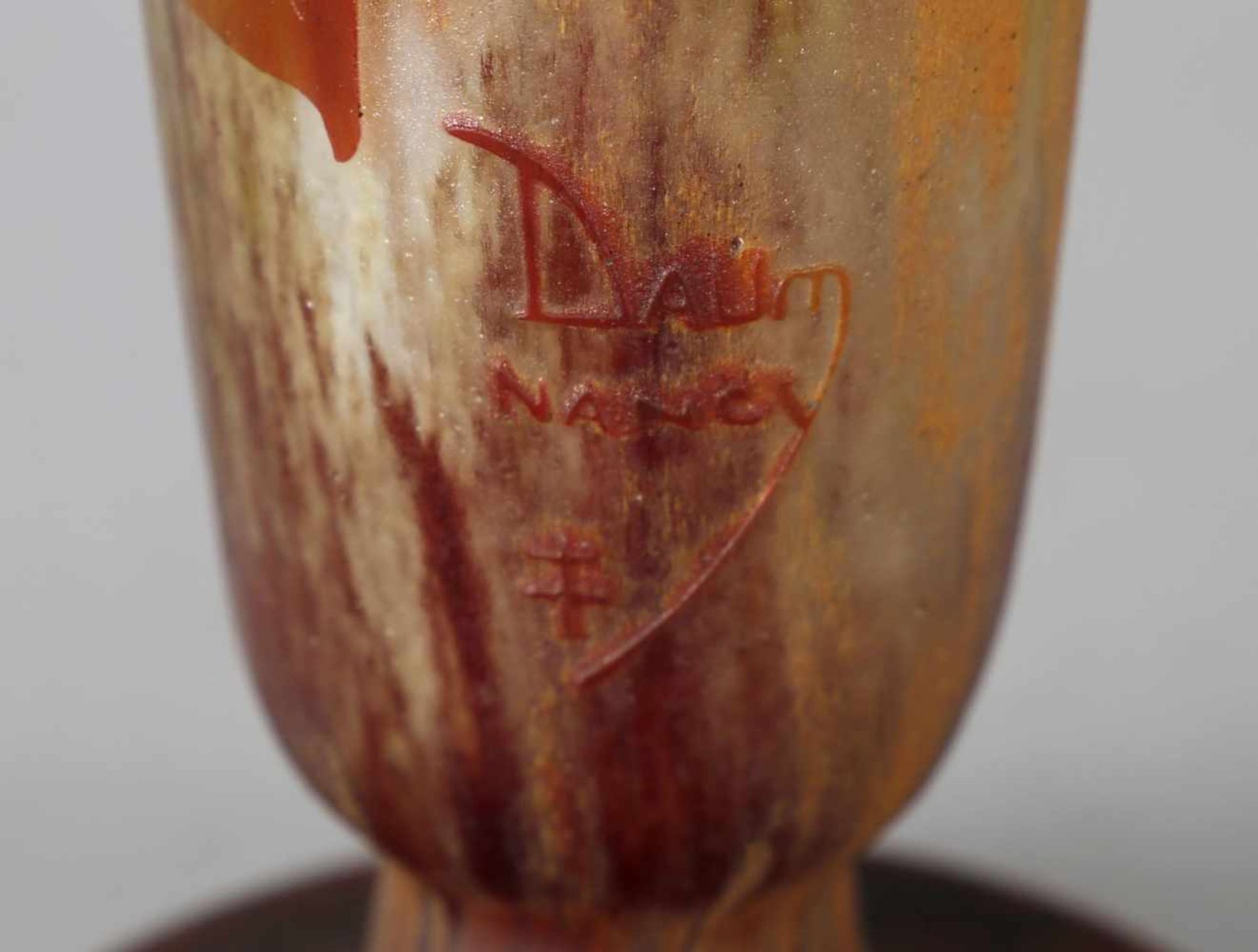 Große spindelförmige Daum-Vase, um 1910umlaufender Dekor: Zweige mit rotem Herbstlaub, ausgestellter - Bild 3 aus 3