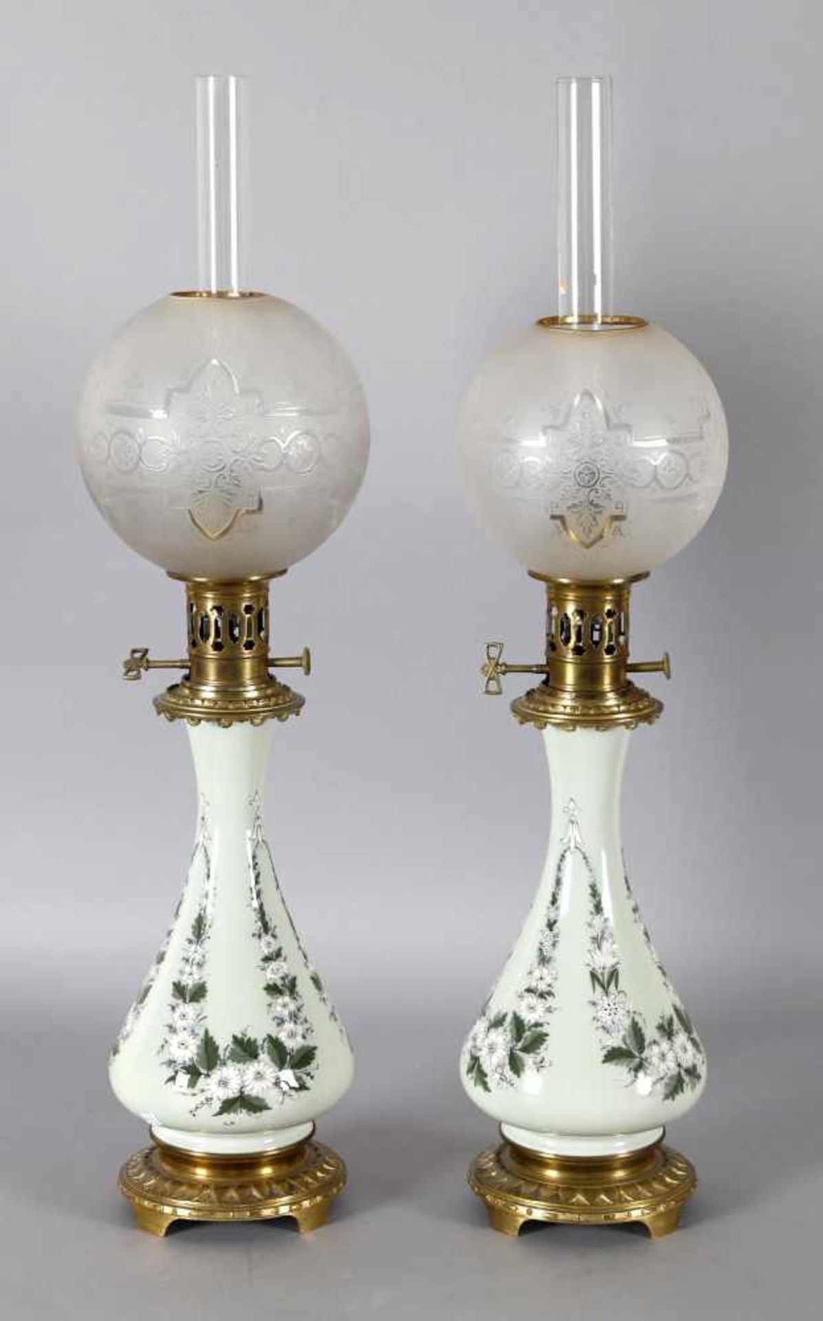 Paar Moderateur-Vasenlampen, Frankreich um 1870Porzellan seladonfarbig mit auf- und absteigenden