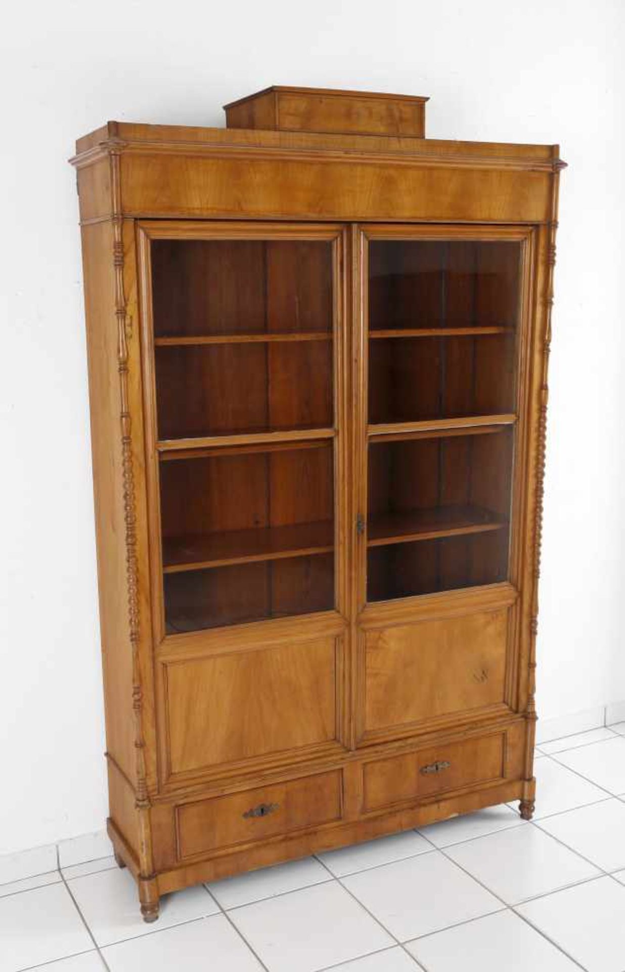 Biedermeier-Kirschbaumvitrine (Bücherschrank), deutsch, wohl Mainz, um 1835-40zweitürig mit 2