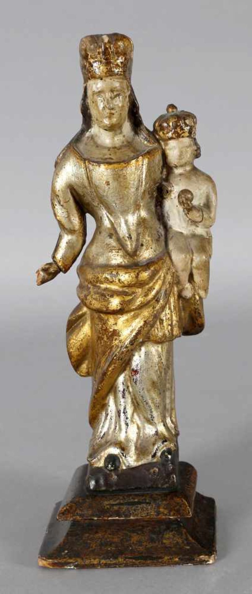 Madonna mit dem Jesuskind, wohl 17. Jh.Holz geschnitzt, Standfigur mit um die Hüften geschlungenem
