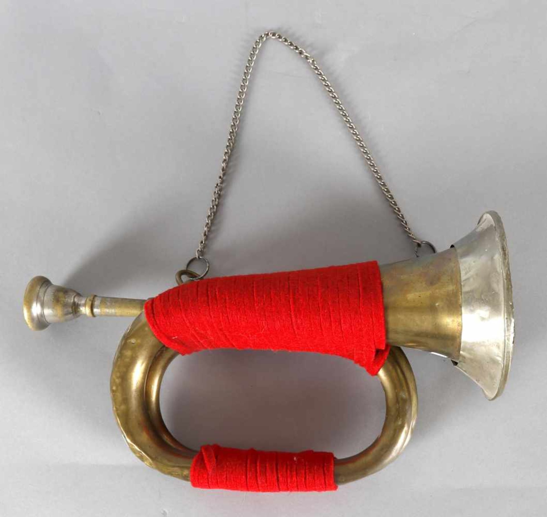 altes militärisches SignalhornMessing, Trichter mit Blech verstärkt, rote Wickelung, original