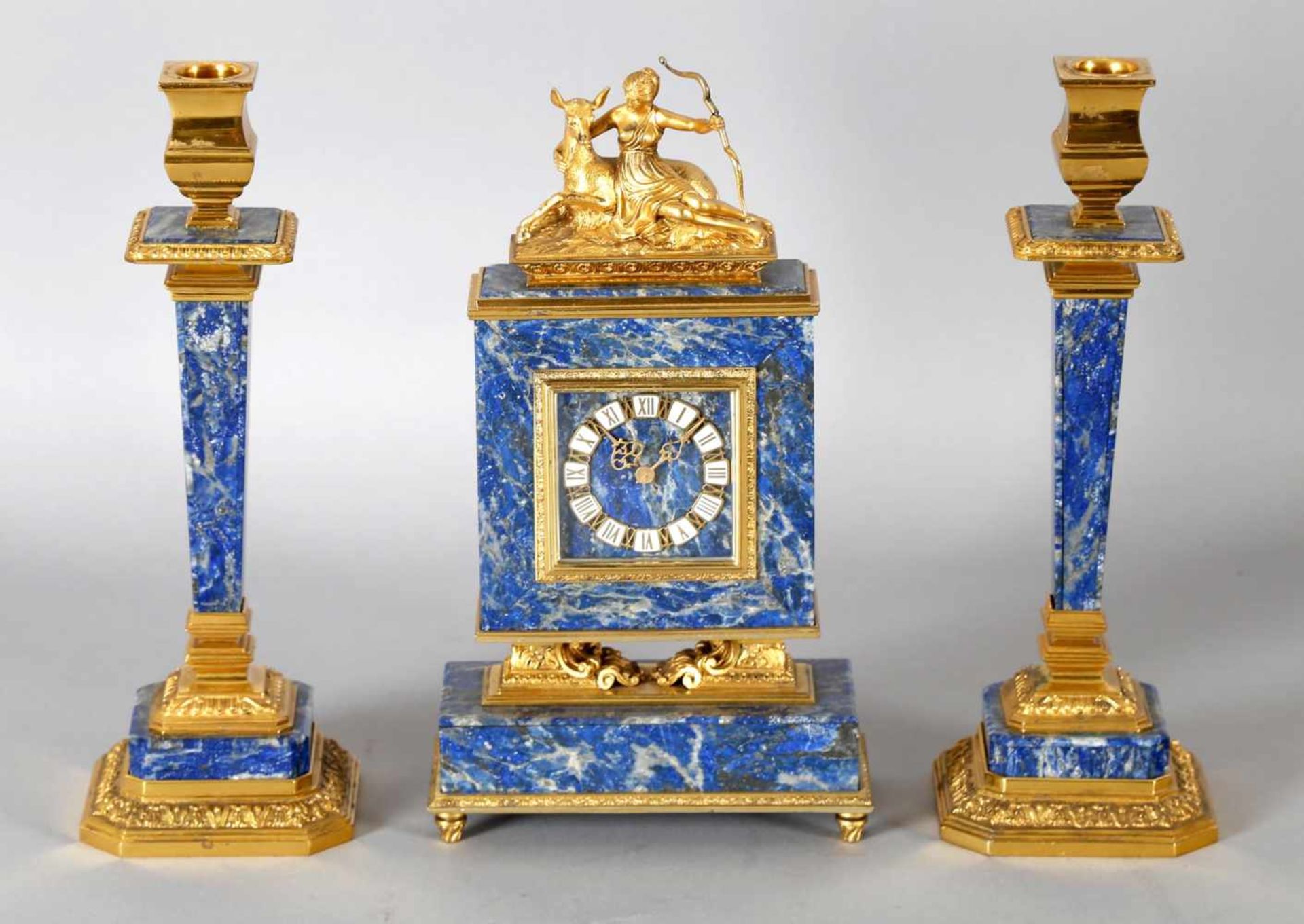 Kamingarnitur: Uhr mit zwei Kerzenleuchtern, Lapislazuli mit vergoldeten Silbermontierungen,