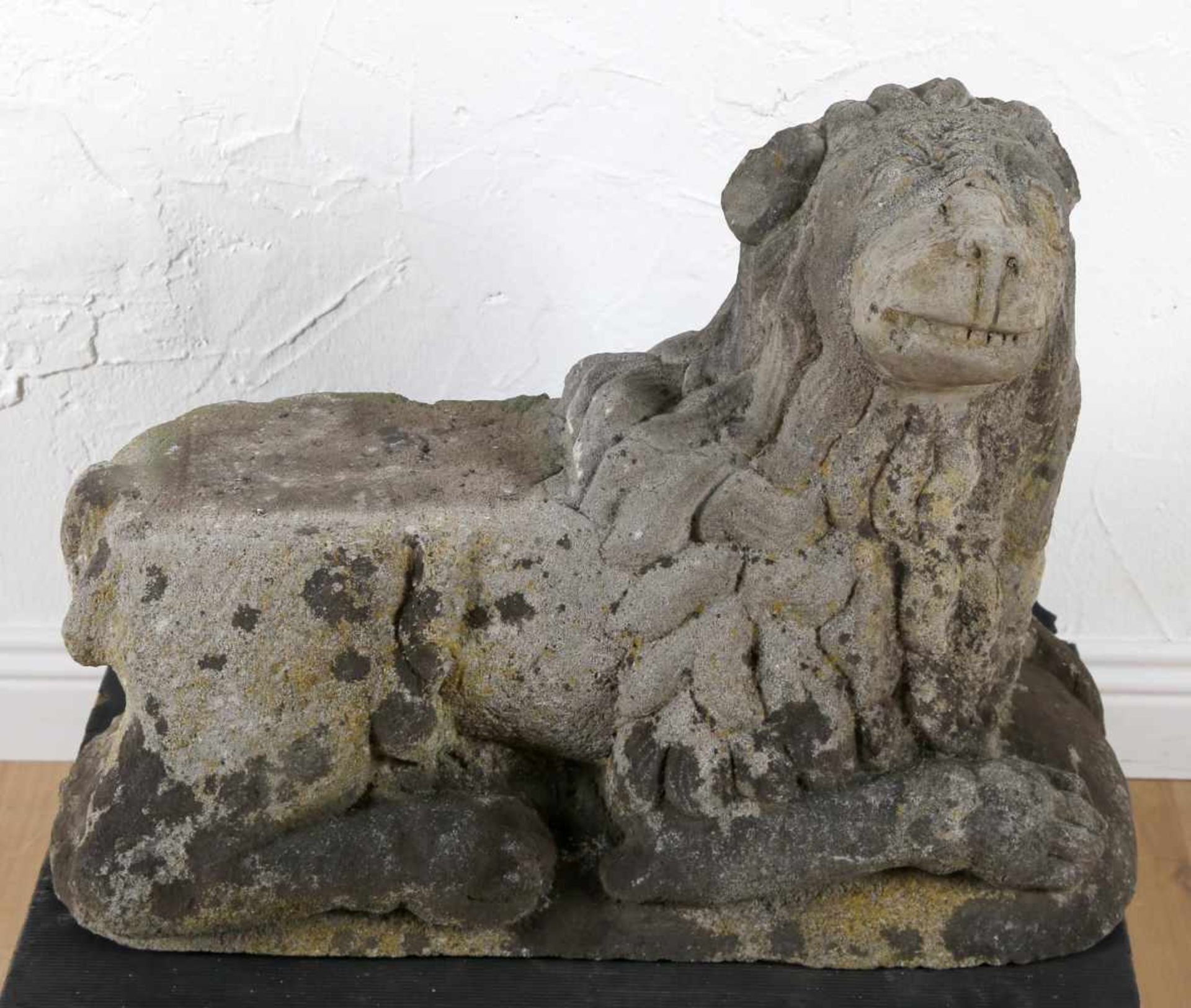 Mittelalterliche Löwenfigur als Säulenbasis, wohl romanischSandstein, Gesicht größtenteils
