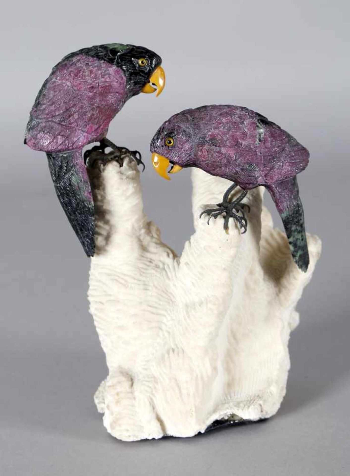 Beeindruckendes Papageienpaar aus Rubin und Zoisit auf Koralle, wohl alte Idar-Obersteiner