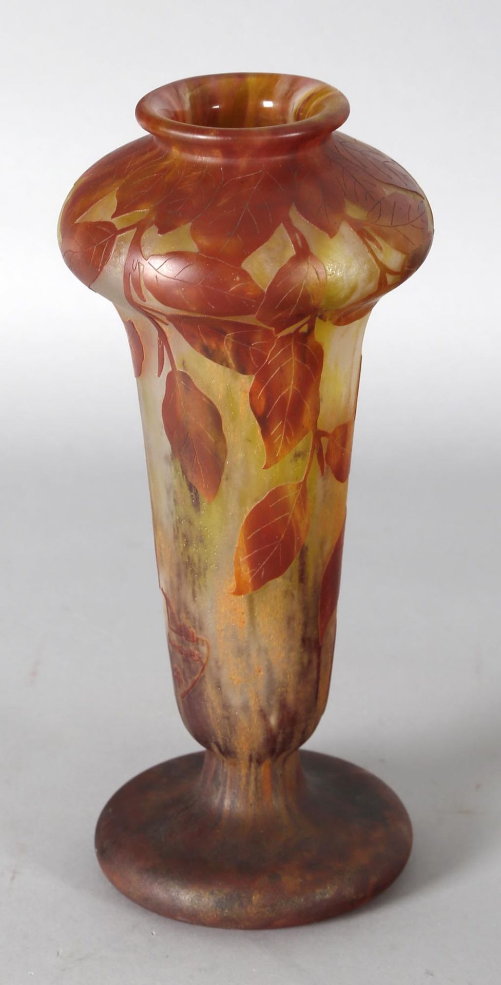 Große spindelförmige Daum-Vase, um 1910umlaufender Dekor: Zweige mit rotem Herbstlaub, ausgestellter - Bild 2 aus 3