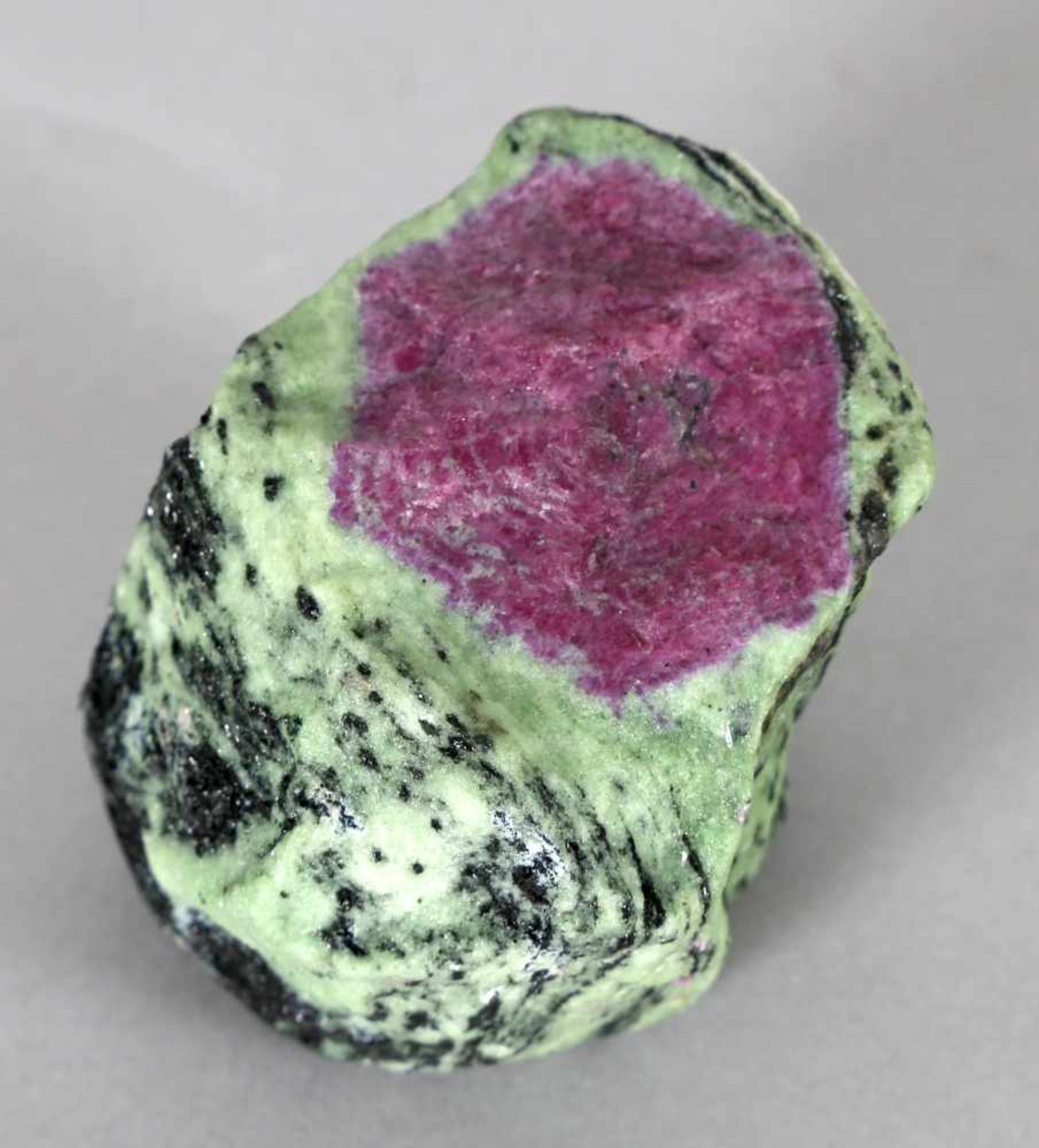 Rubin in Zoisit (Anyolith) Longido-Minen, Tansania8,5 x 8 x 7 cm, Gewicht: 892 g, schöne sichtbare