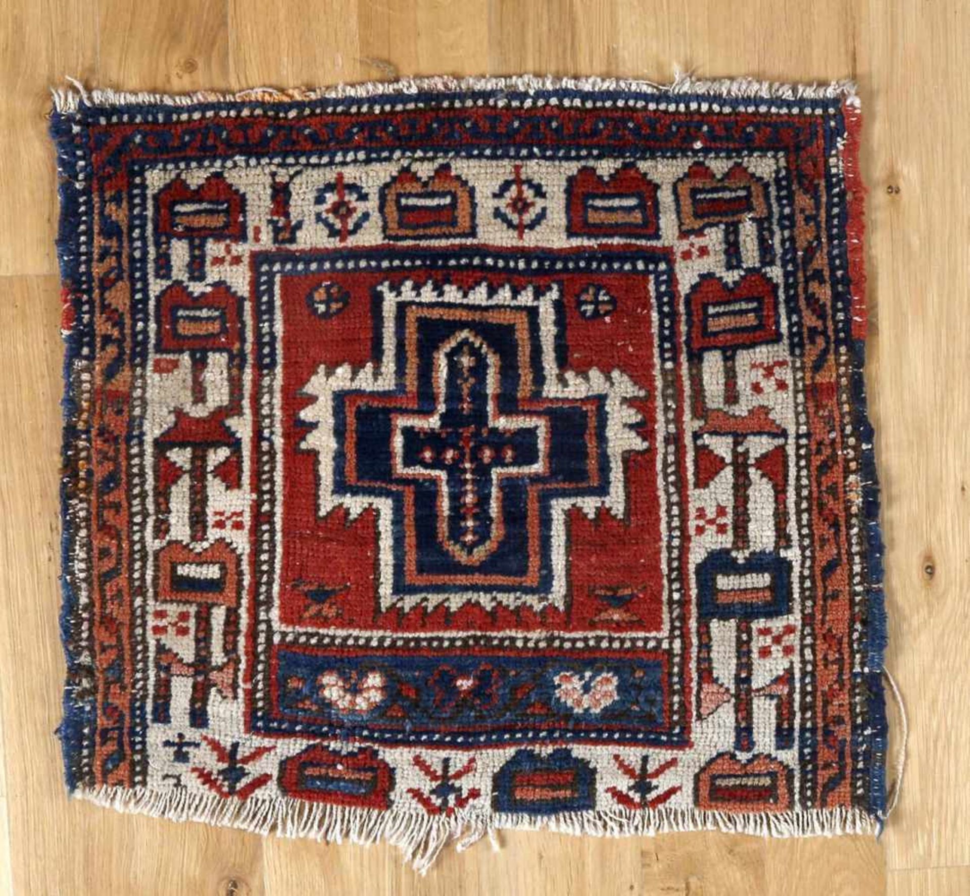 Taschendeckel mit Kasakmusterung, Türkei, 1. Hälfte 20. Jh.44 x 48 cm, Wolle, - ohne Limit -