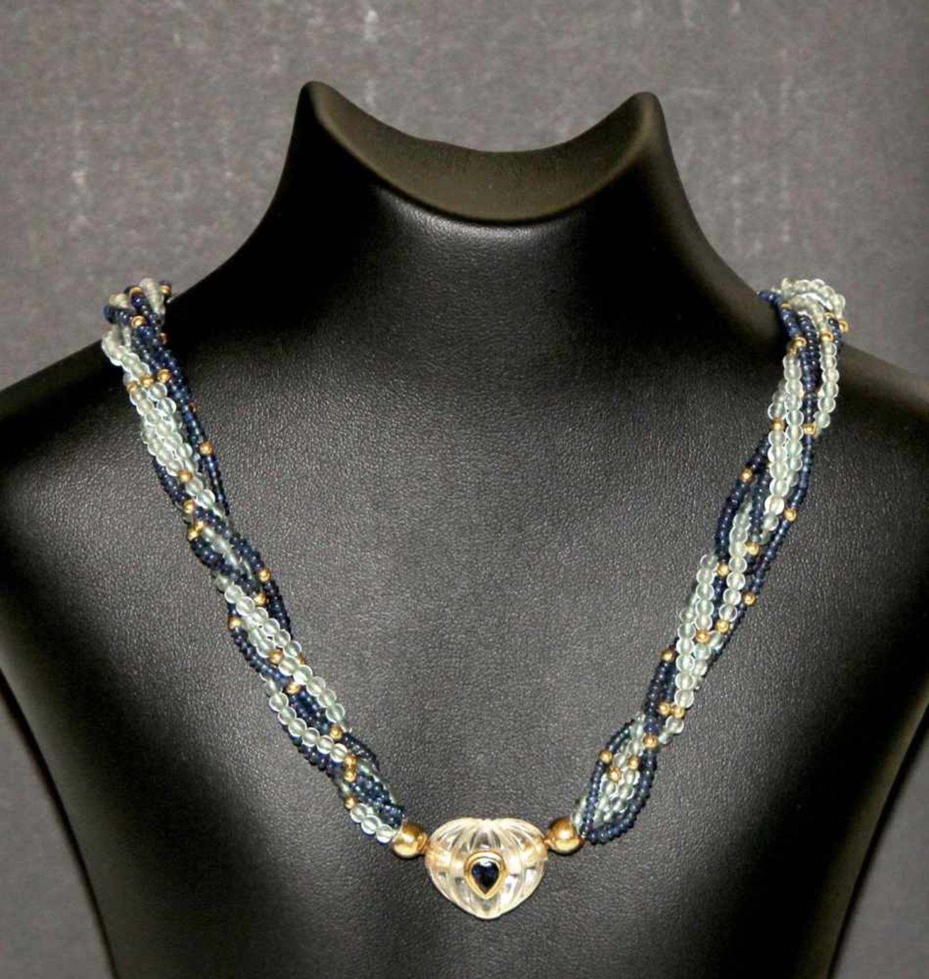 Aquamarin-Saphirkettefünf Stränge durchwirkt mit Goldperlen, daran ein Herz aus Bergkristall