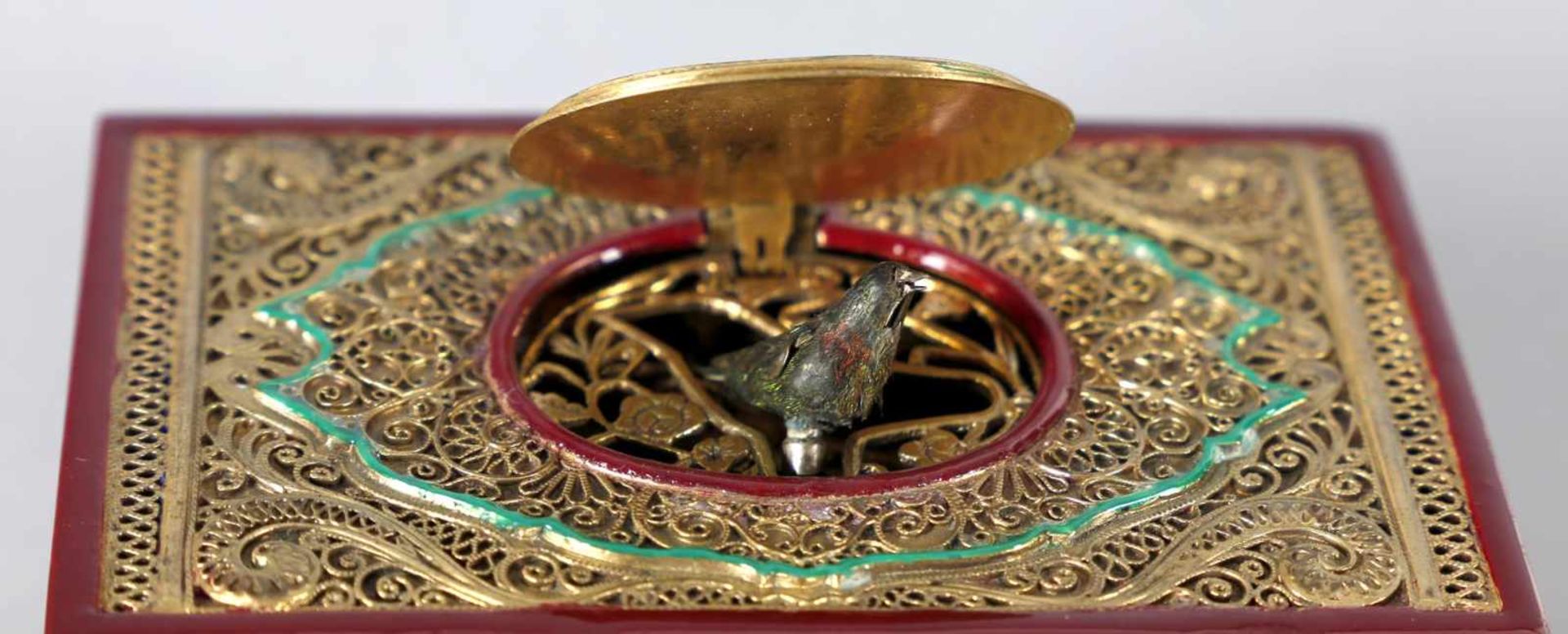 Spieldose mit Singvogel, Paris. wohl um 1900Gehäuse aus Messing vergoldet mit filigranem aufgelegtem - Bild 3 aus 3