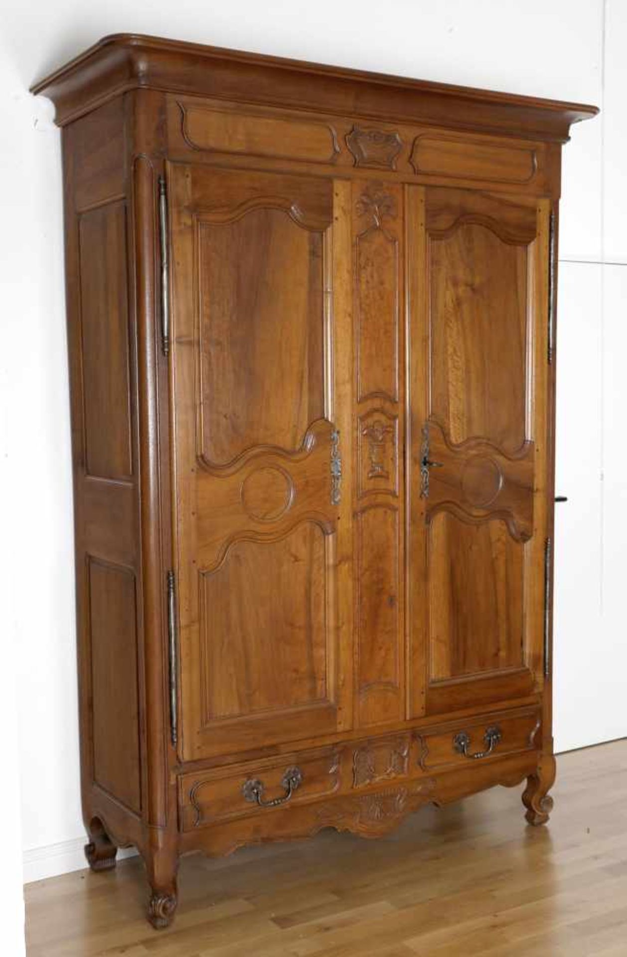 Lothringer Nussbaumschrank mit schönen Schnitzereien, um 1770-1800zweitürig mit großer - Bild 2 aus 2