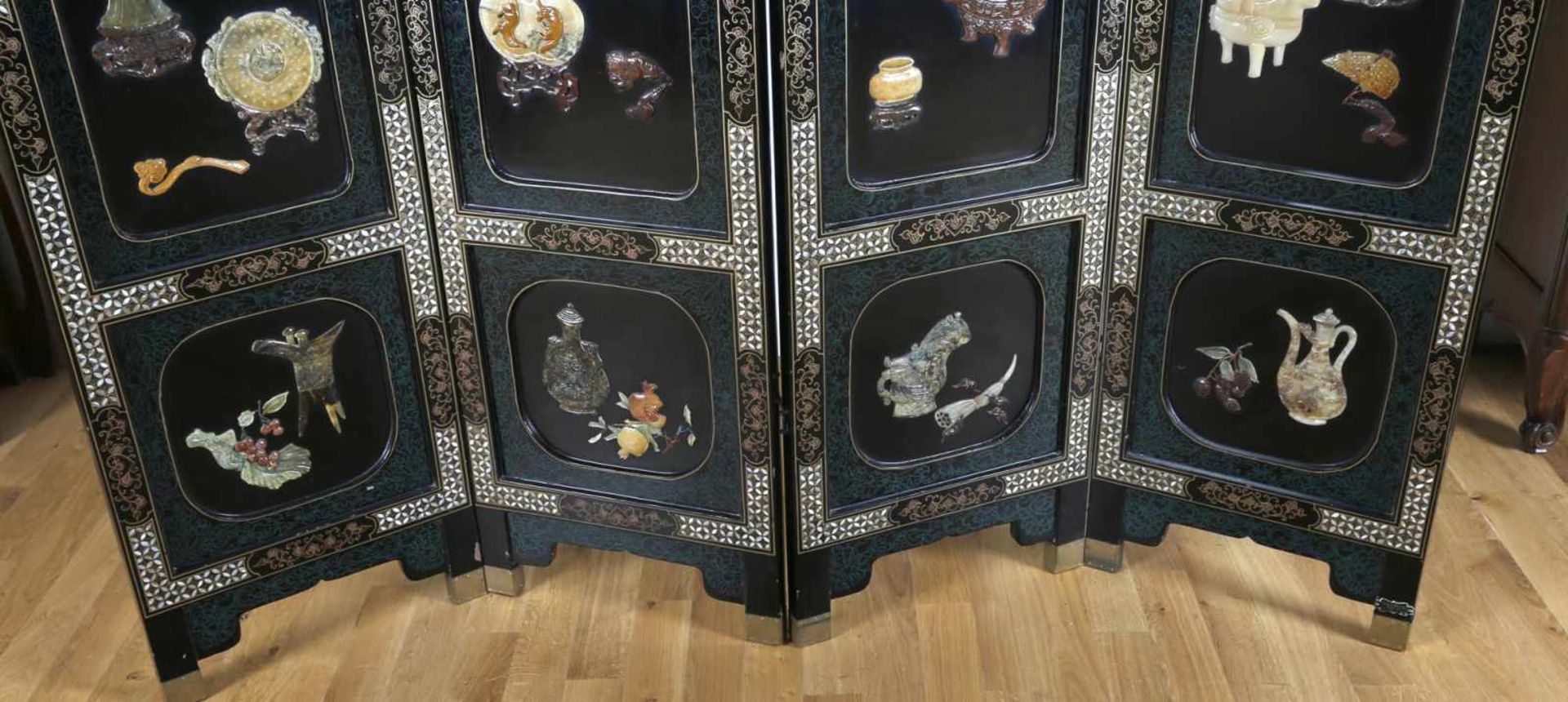 Dekorativer vierteiliger Stellschirm, China, 20. Jh.4 dreifach gegliederte Holzpaneele mit - Image 5 of 5
