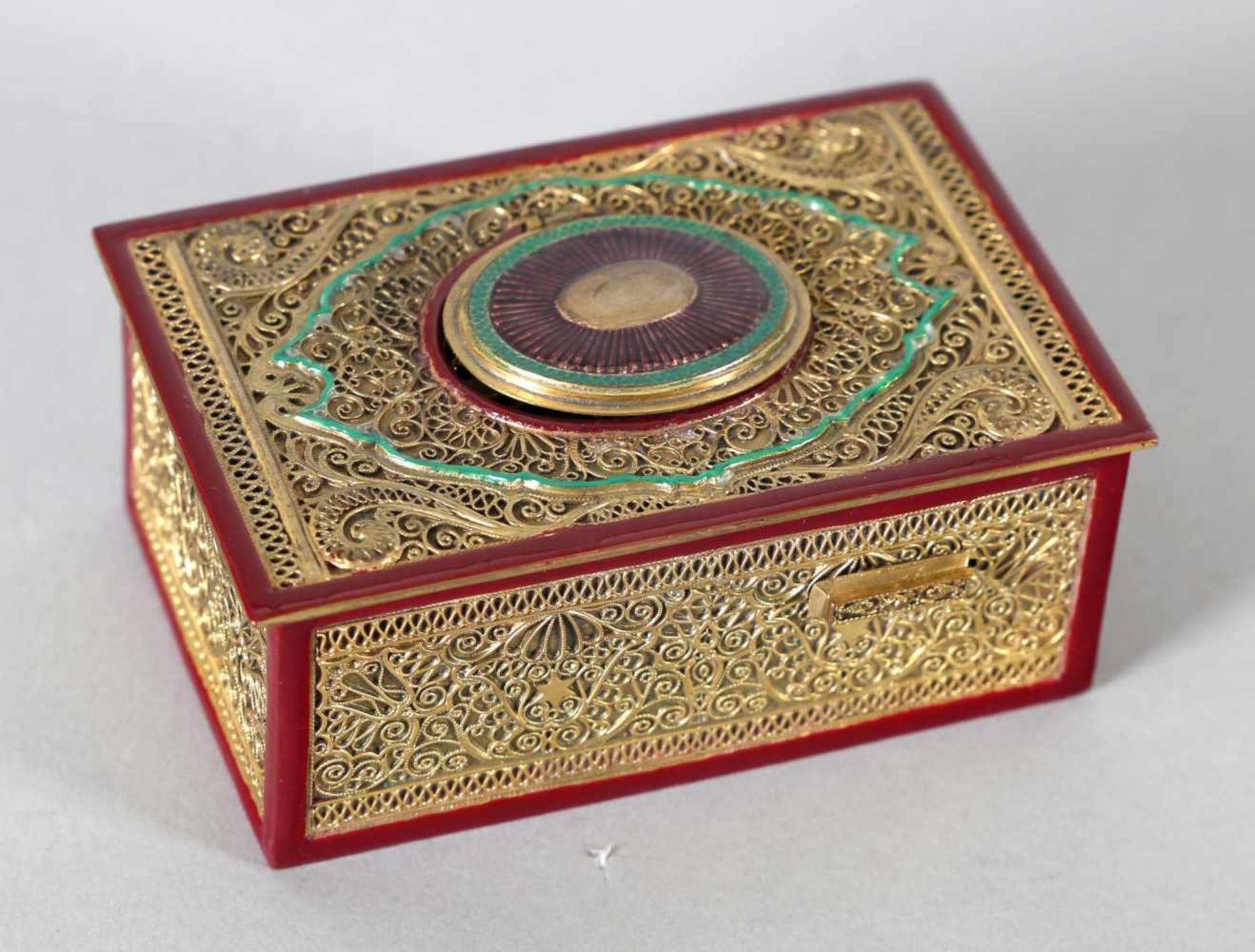 Spieldose mit Singvogel, Paris. wohl um 1900Gehäuse aus Messing vergoldet mit filigranem aufgelegtem
