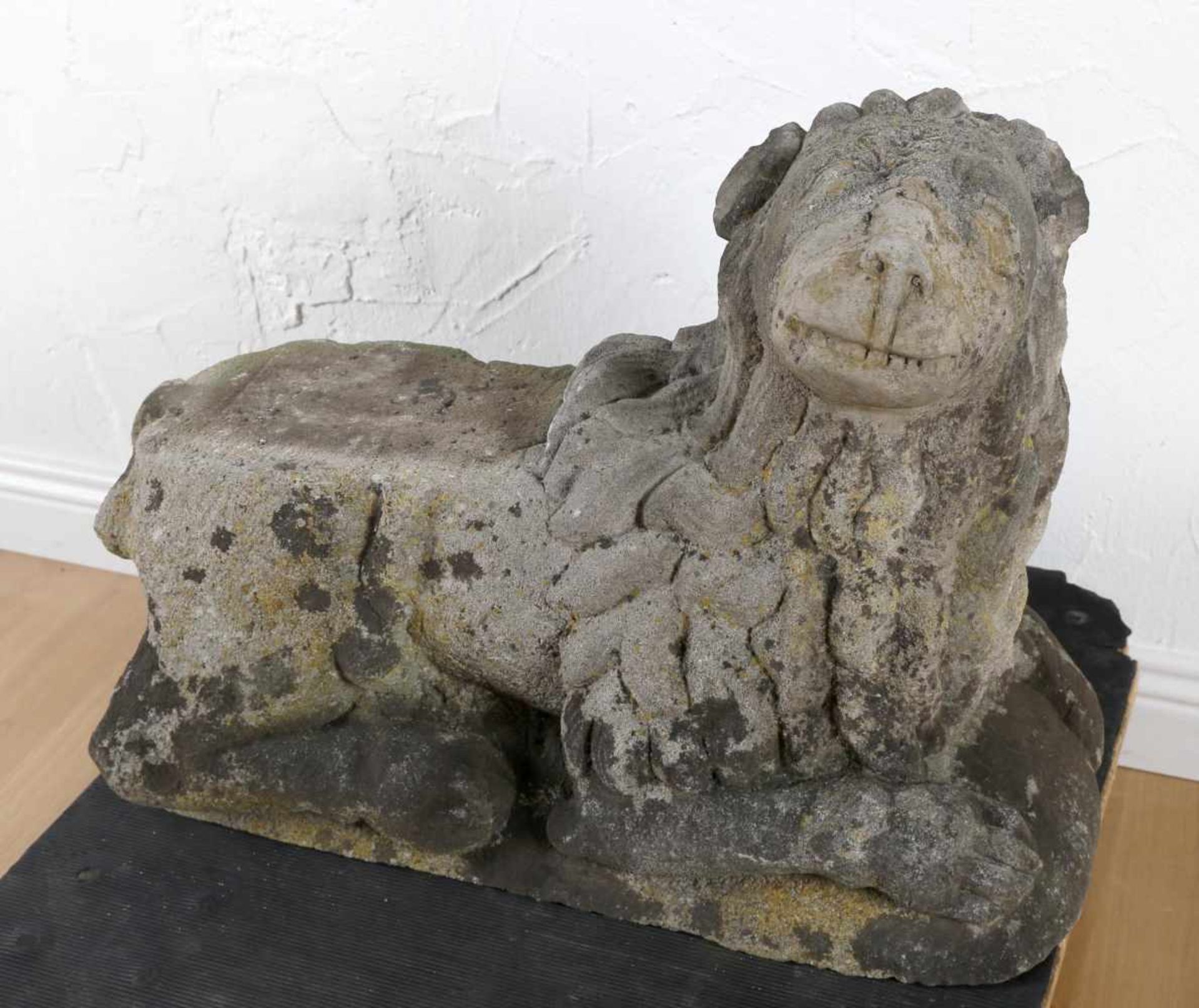 Mittelalterliche Löwenfigur als Säulenbasis, wohl romanischSandstein, Gesicht größtenteils - Bild 2 aus 3