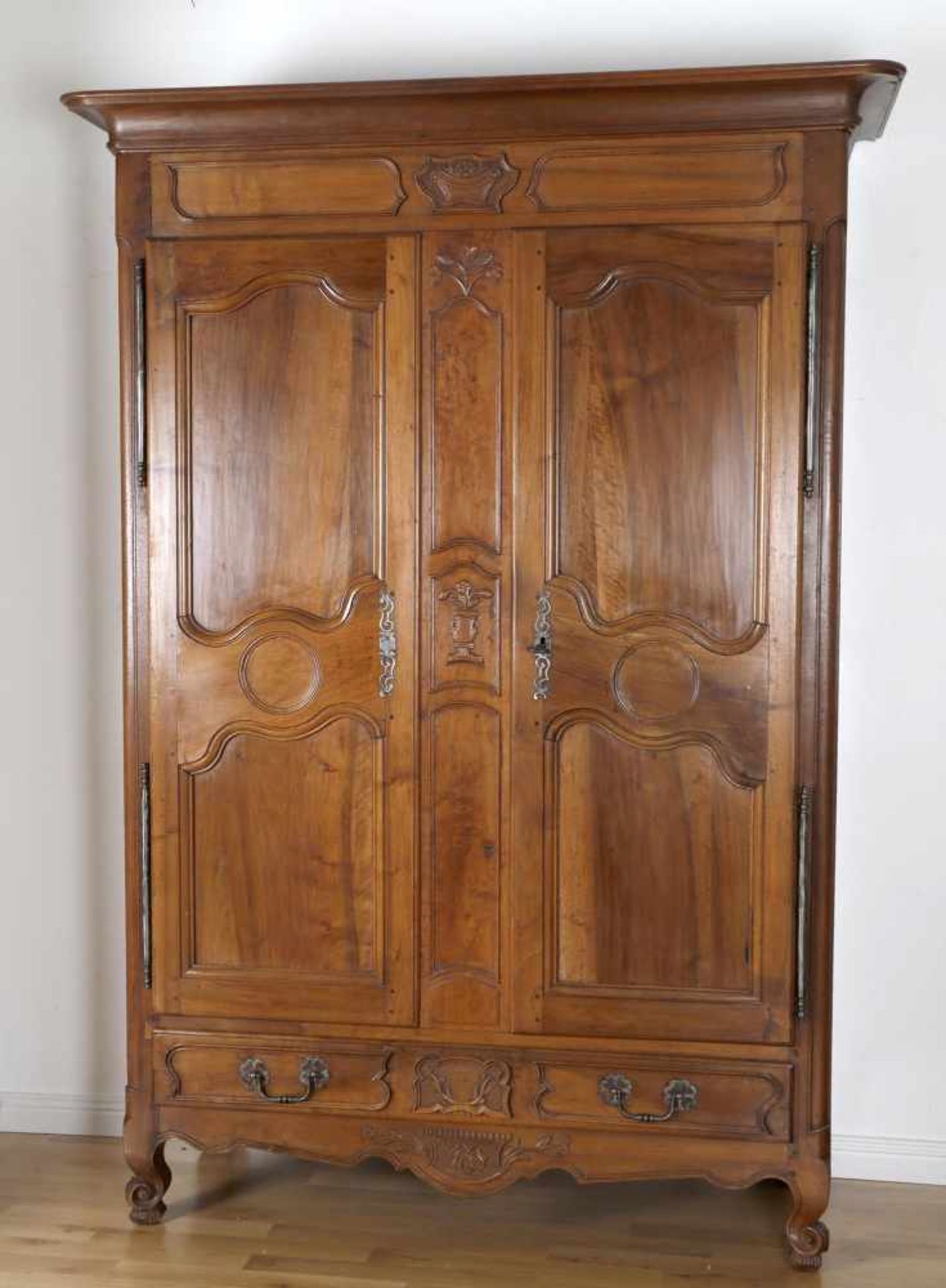 Lothringer Nussbaumschrank mit schönen Schnitzereien, um 1770-1800zweitürig mit großer