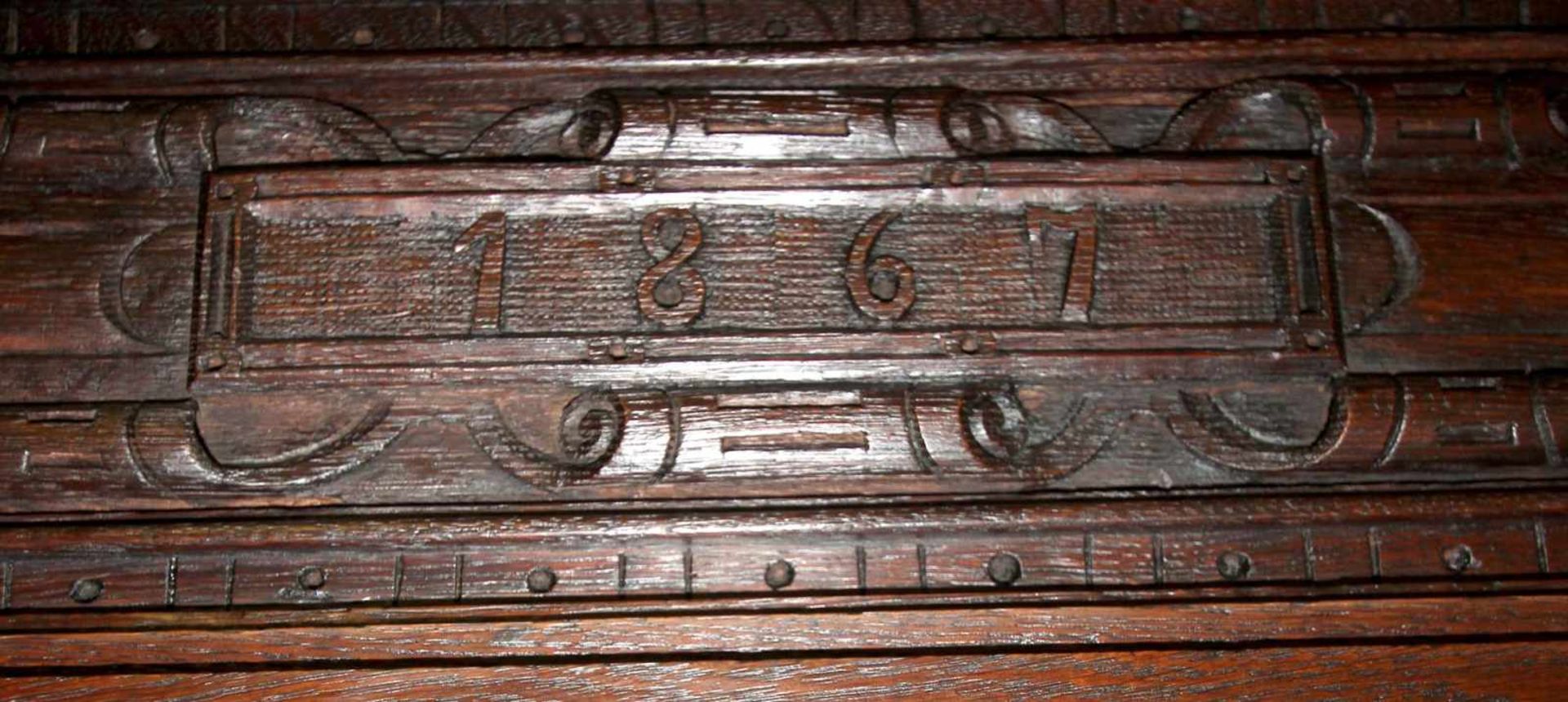 Eintüriger Schrank aus Eichenholz, mit hervorragenden Schnitzereien, wohl aus dem 16. Jh., dat. - Bild 9 aus 9