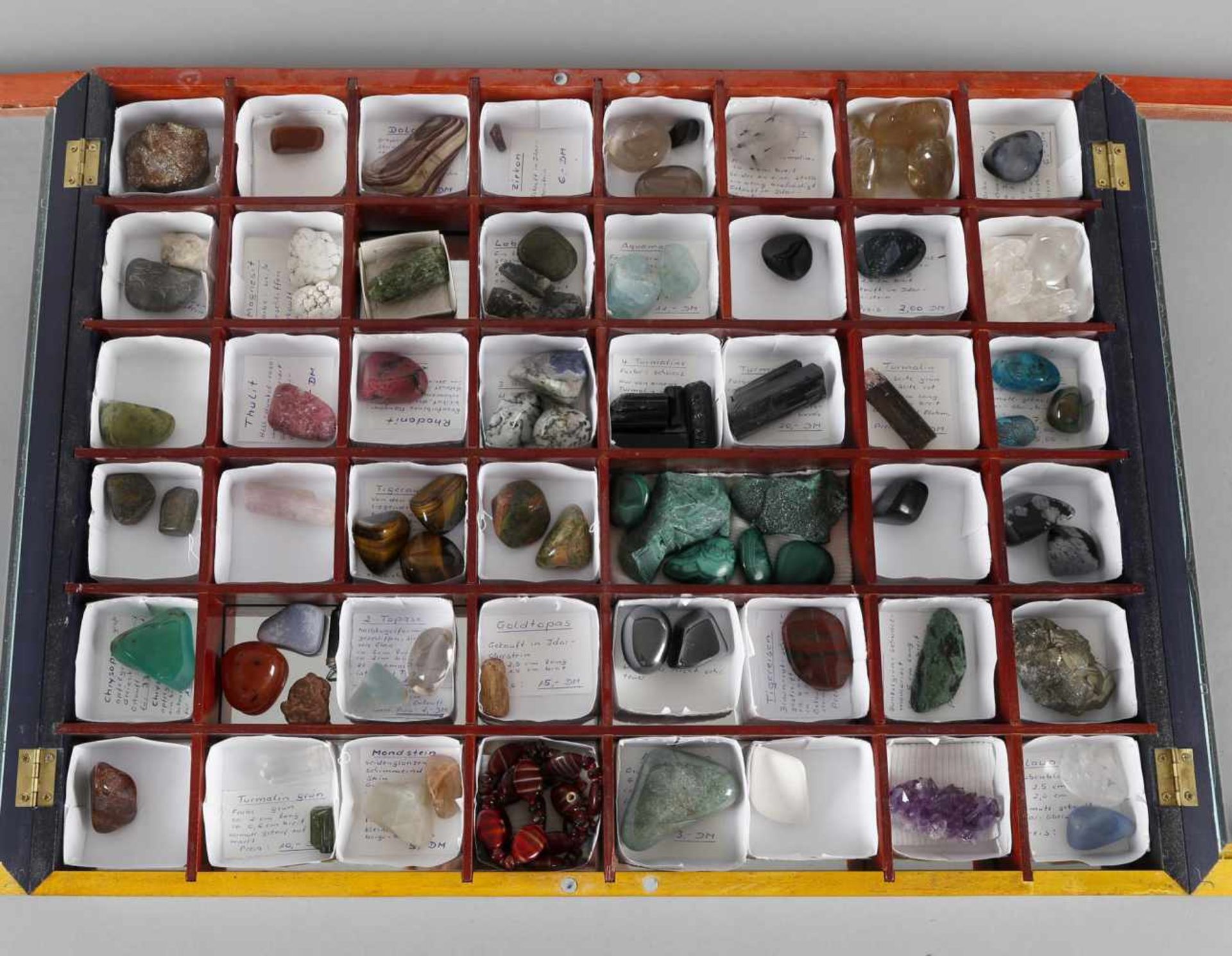 Wandvitrine mit verschiedensten Mineralien in den 40 Fächern