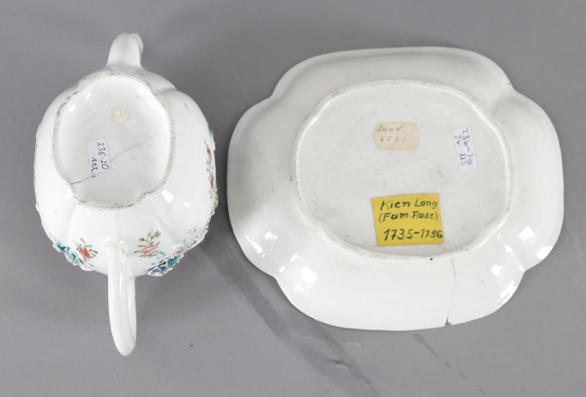 Chinesische Teekanne auf Teller, Porzellan, China, 18. Jh. - Bild 2 aus 2