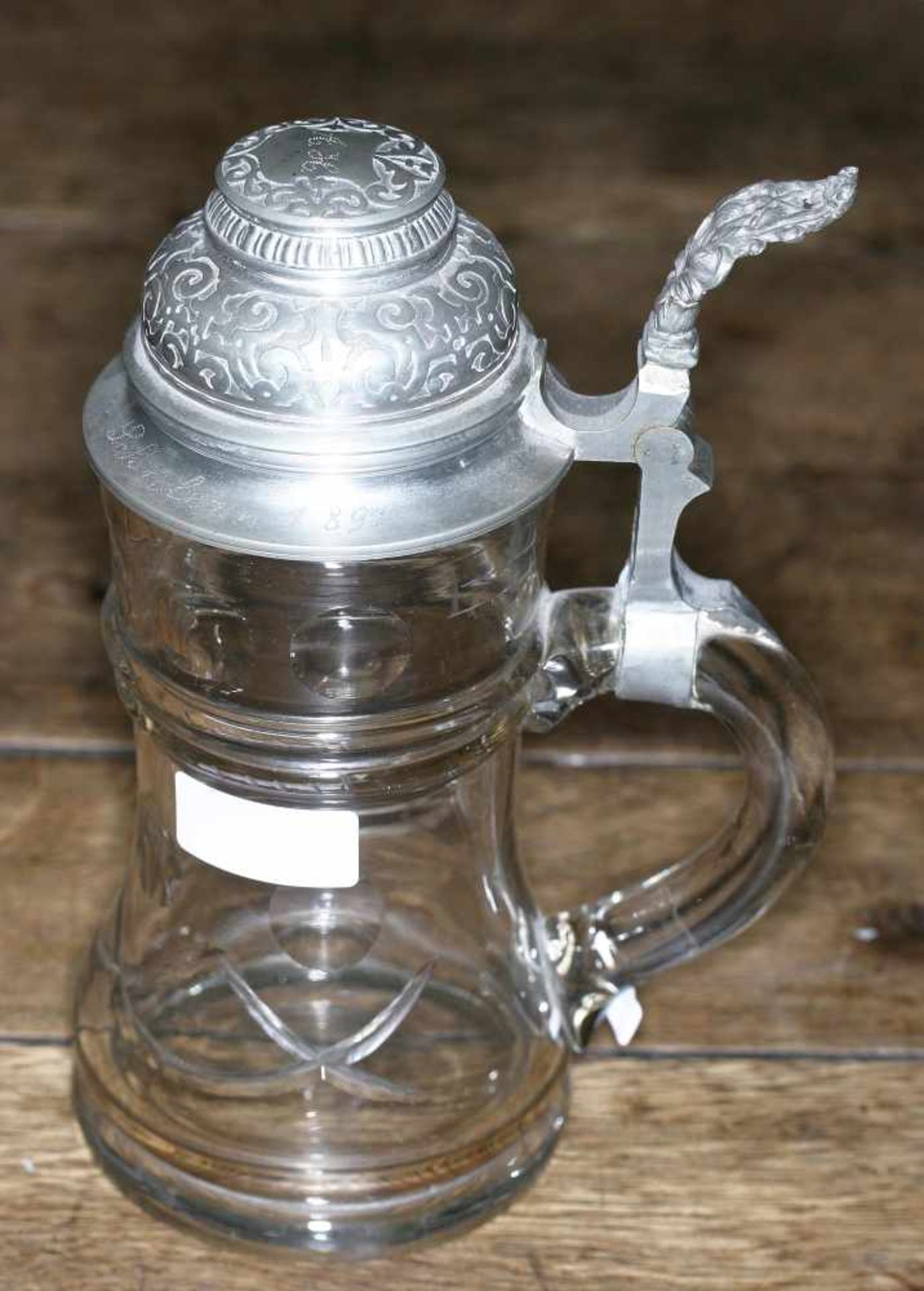 Glaskrug mit Schliffdekor und Zinndeckel, dat. 1897