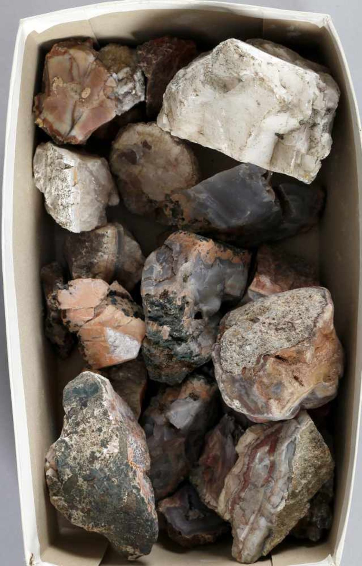 28 Handsteine diverser Mineralien im Schuhkarton