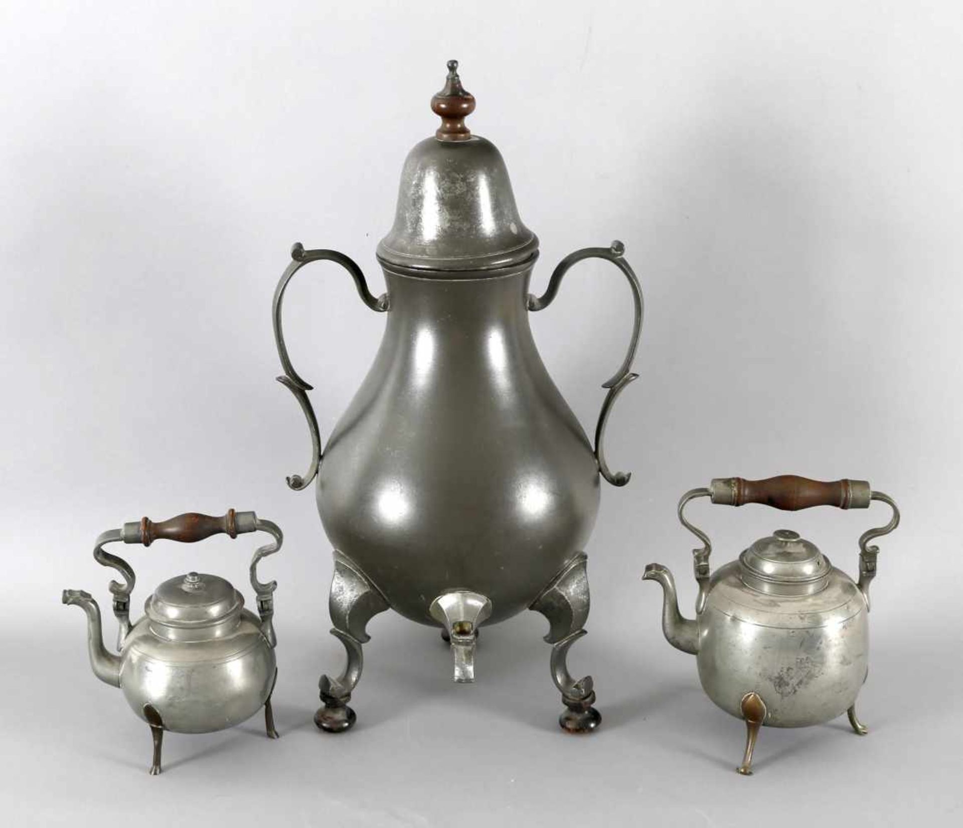 Dröppelminna und zwei Teekannen aus Zinn, deutsch, um 1780-1800