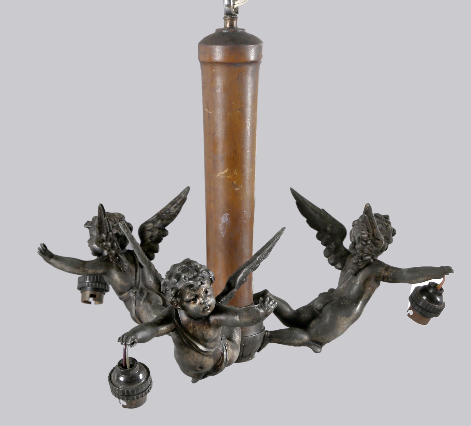 Deckenlampe mit 3 Engelsfiguren als Leuchterarm, Frankreich, 1. H. 20. Jh.