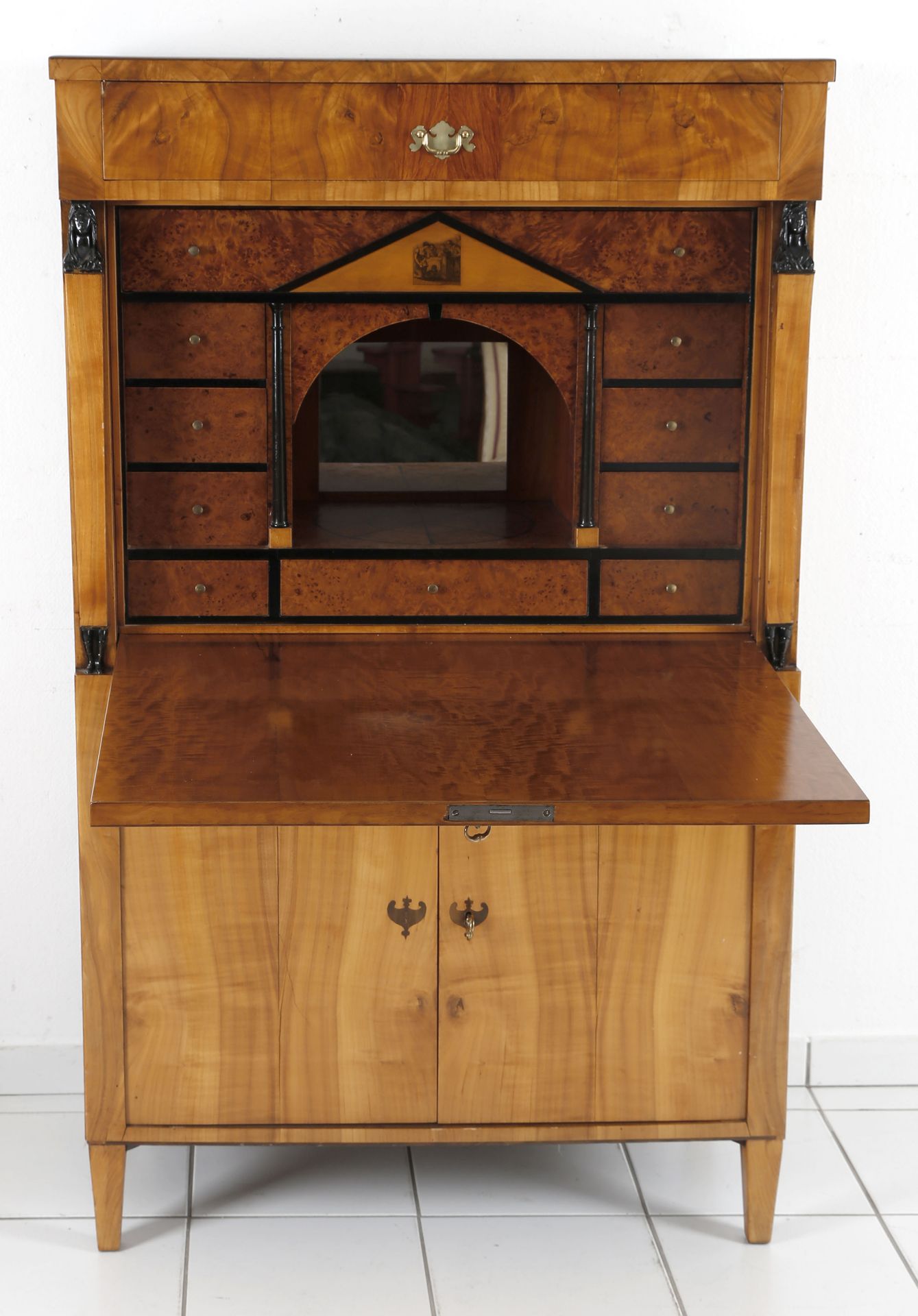 Ausgezeichneter Würzburger Biedermeier-Schreibschrank, wohl von Martin Eyrich (1796-1863), um 1817 - Bild 2 aus 2