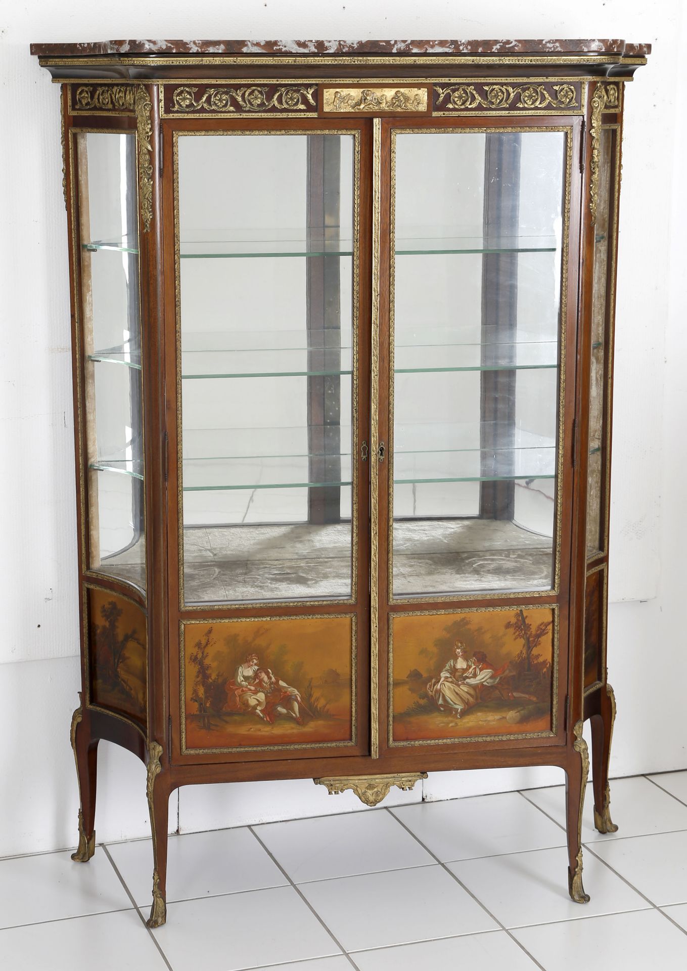 Zweitürige Vitrine im Stil der Transition (um 1770), Frankreich, 20. Jh.