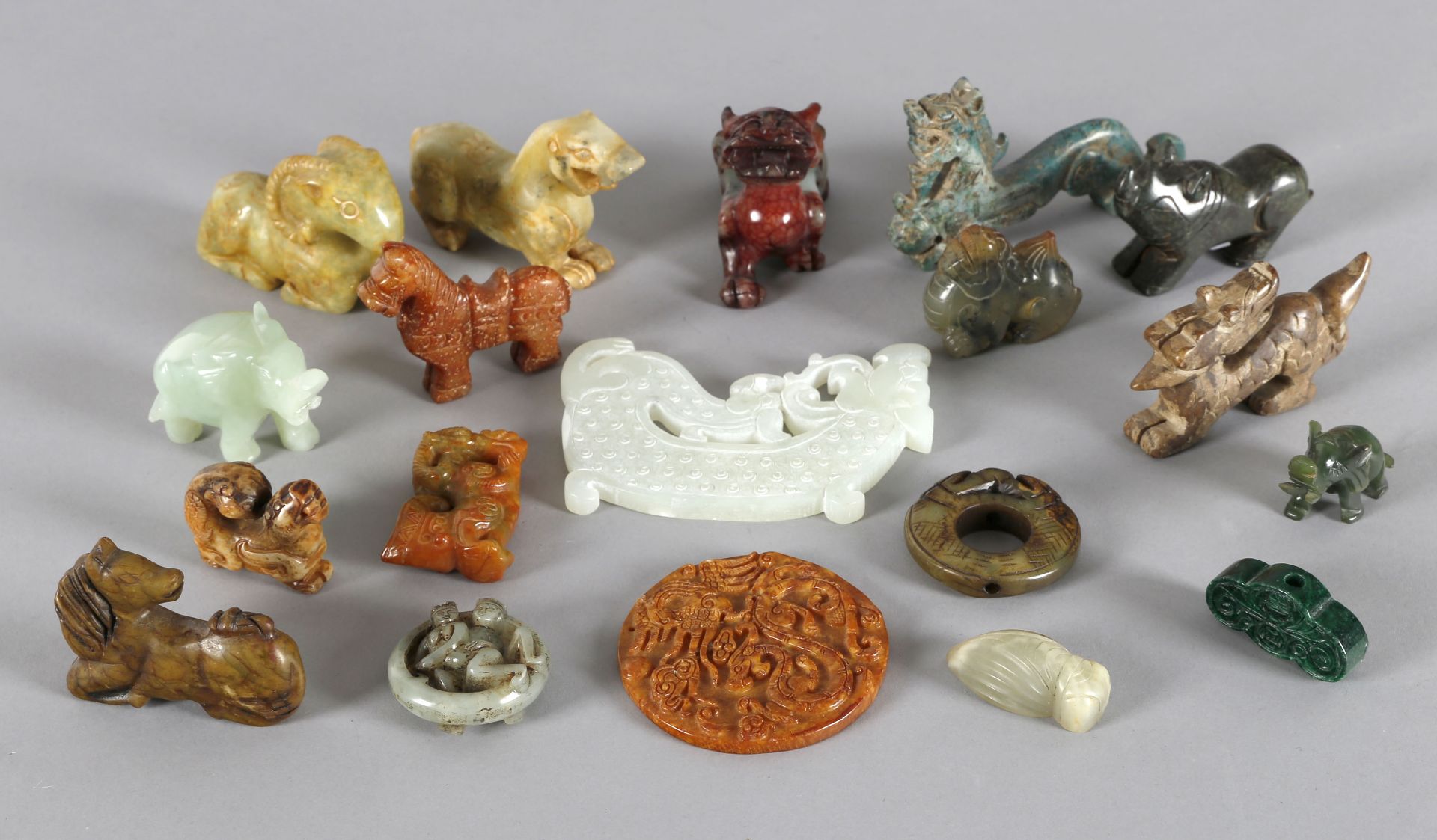 Interessantes Konvolut von 16 Tierdarstellungen aus asiatischen Mineralien