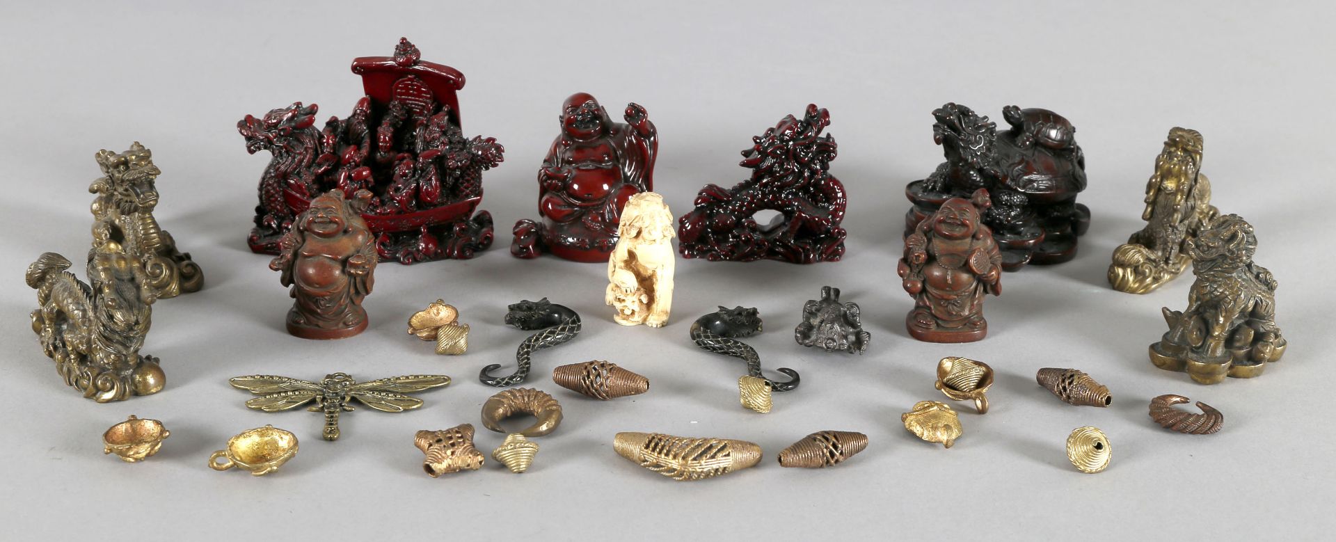 Konvolut asiatischer Figuren und afrikanischer Kettenglieder aus verschiedenen Materialien