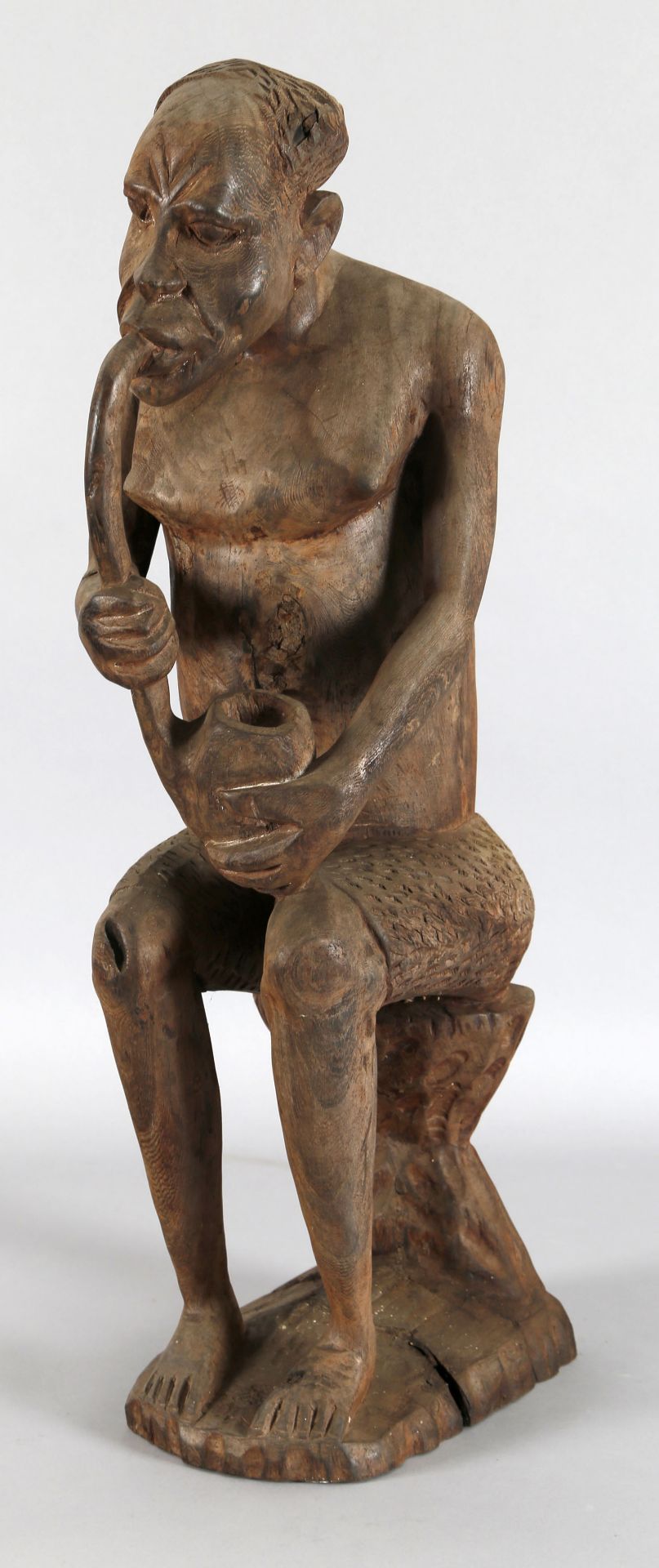 Afrikanische Figur eines Pfeifenrauchers, wohl Mbundu oder Makonde, 1960er Jahre
