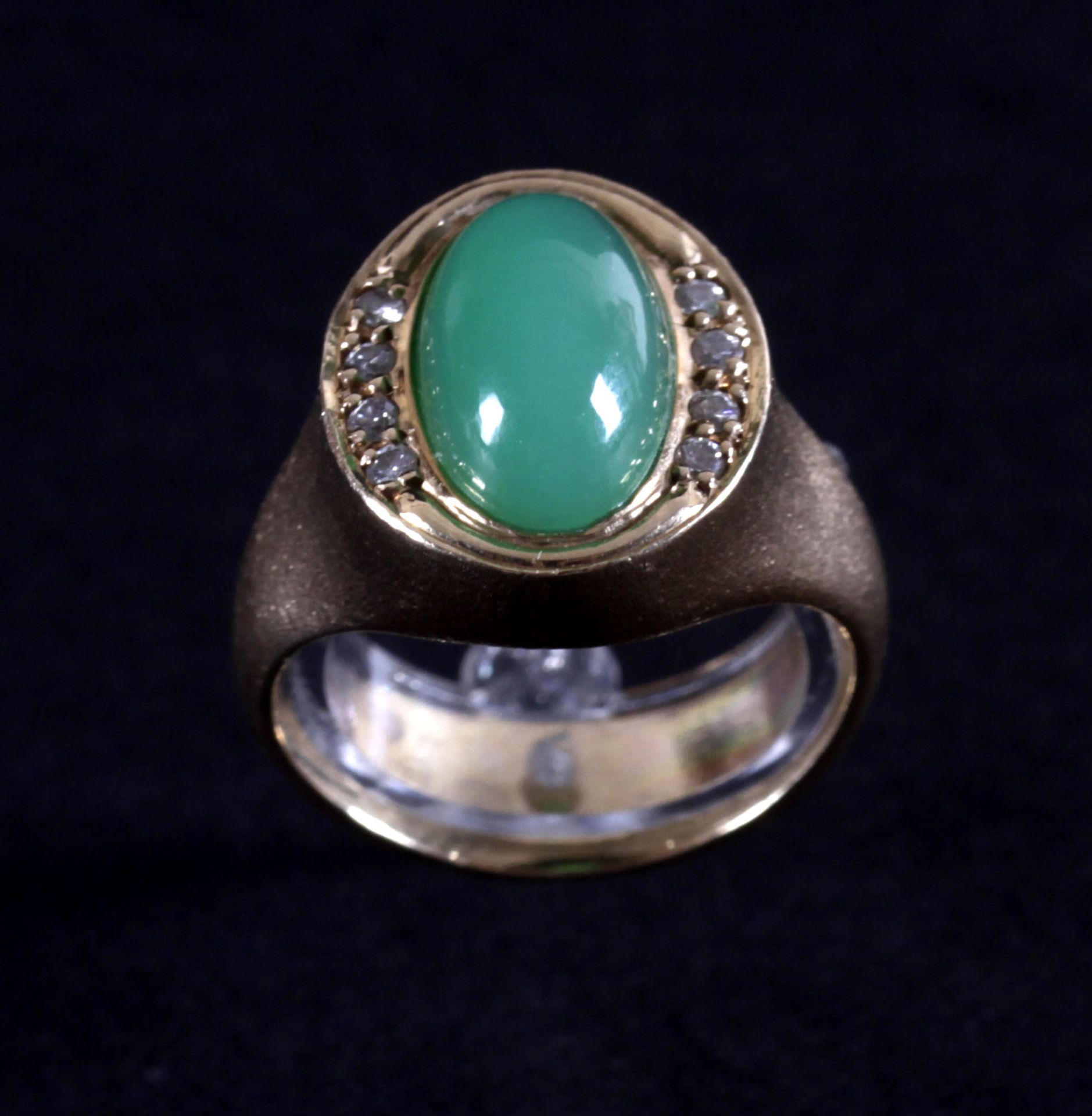 Ring mit ovalem Chrysopras-Cabochon, 585er GG, gestempelt
