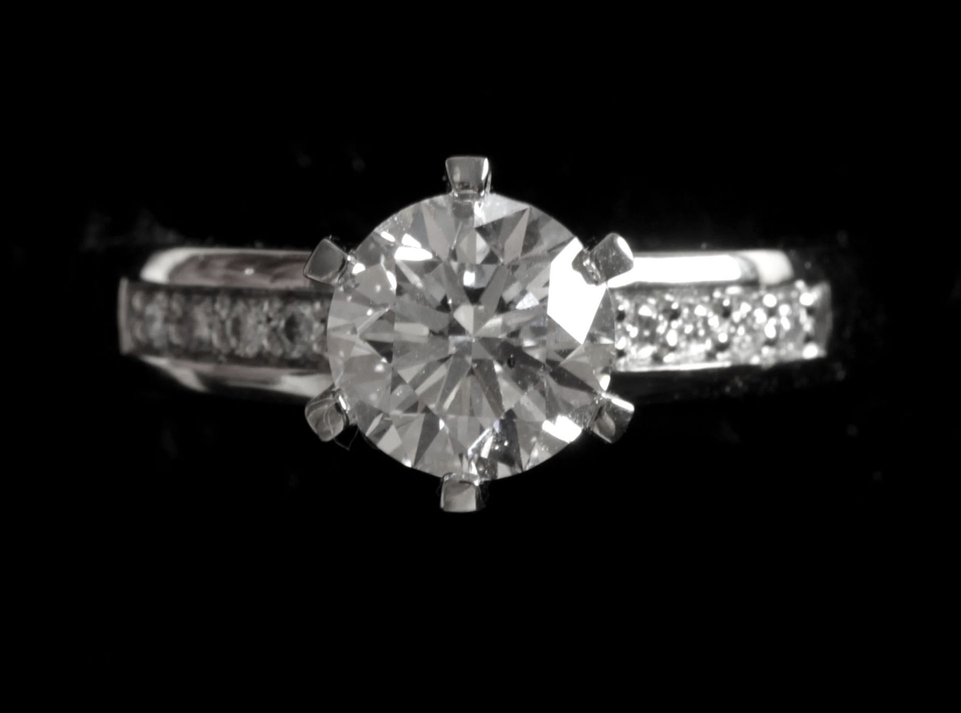 Ring 950 Platin, 1 Brillant ca. 1,50 ct hfW-SI und 8 Brill. zus. ca. 0,10 ct W-LR