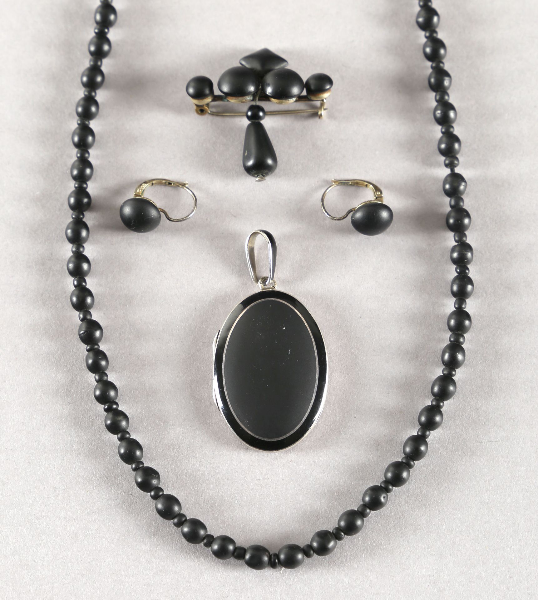 Set Trauerschmuck aus Gagat (Jet): Kette, Ohrhänger, Brosche und Medaillon