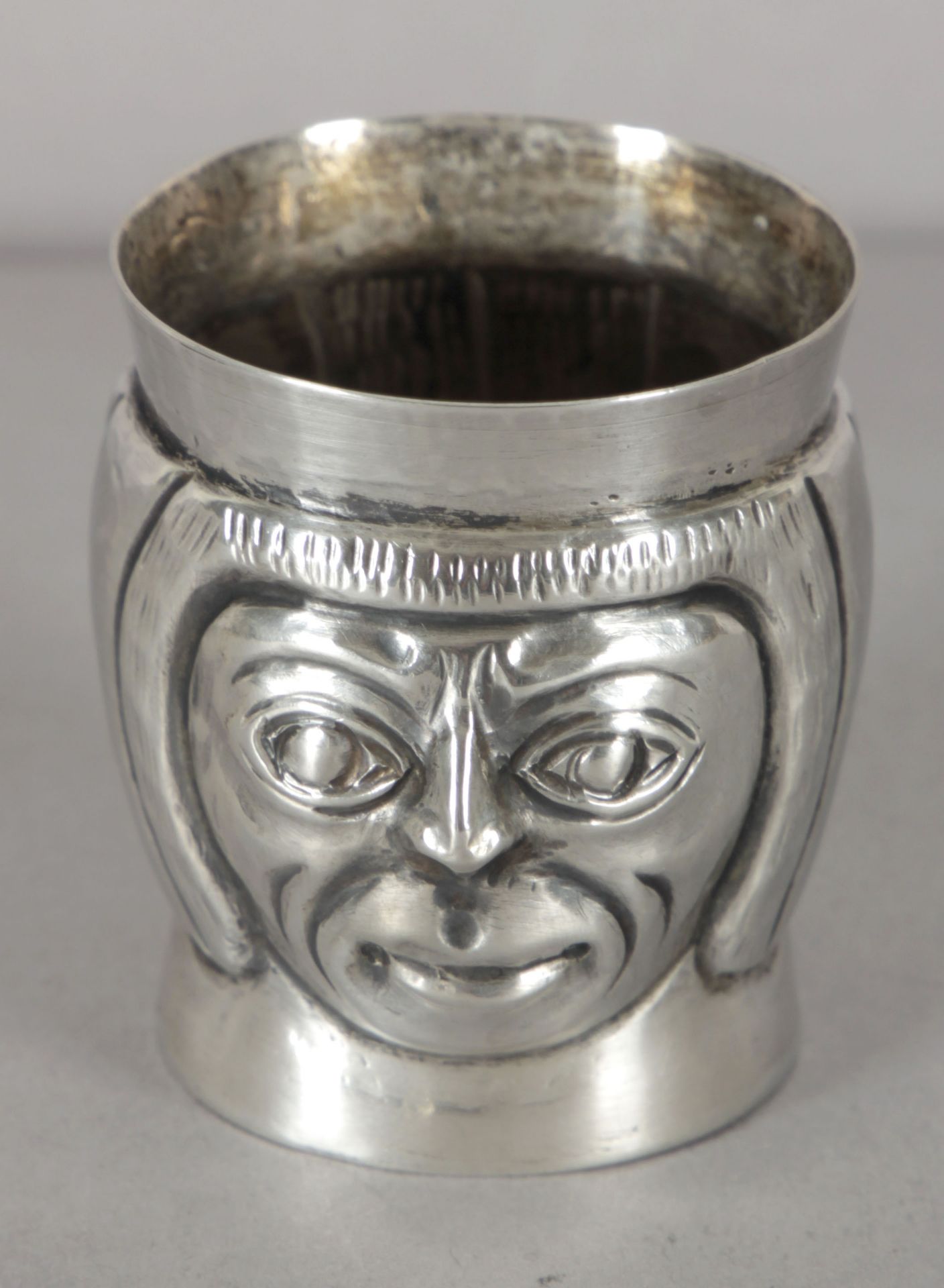 Kleiner Becher mit Kopfrelief, 900er Silber, Welsch, Peru, um 1940
