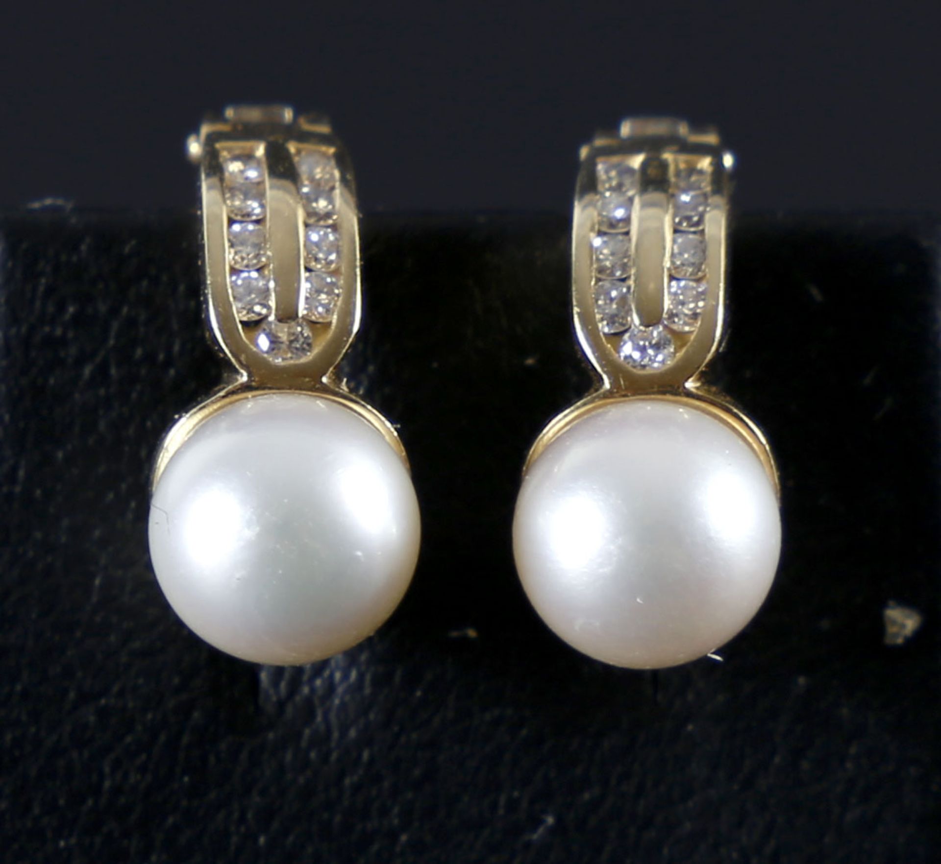 Wunderschönes Paar Ohrstecker mit Perle und Brillanten, 750er GG