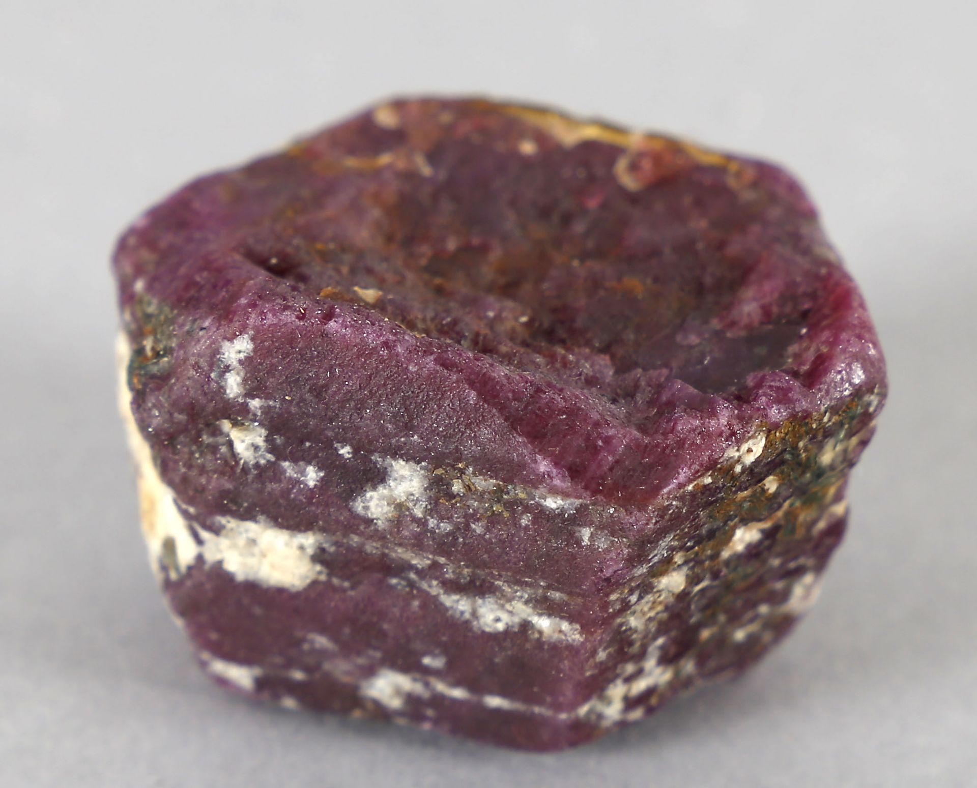 Rubin-Rohkristall aus Kenia (John Soul Mine in der Region Voi)