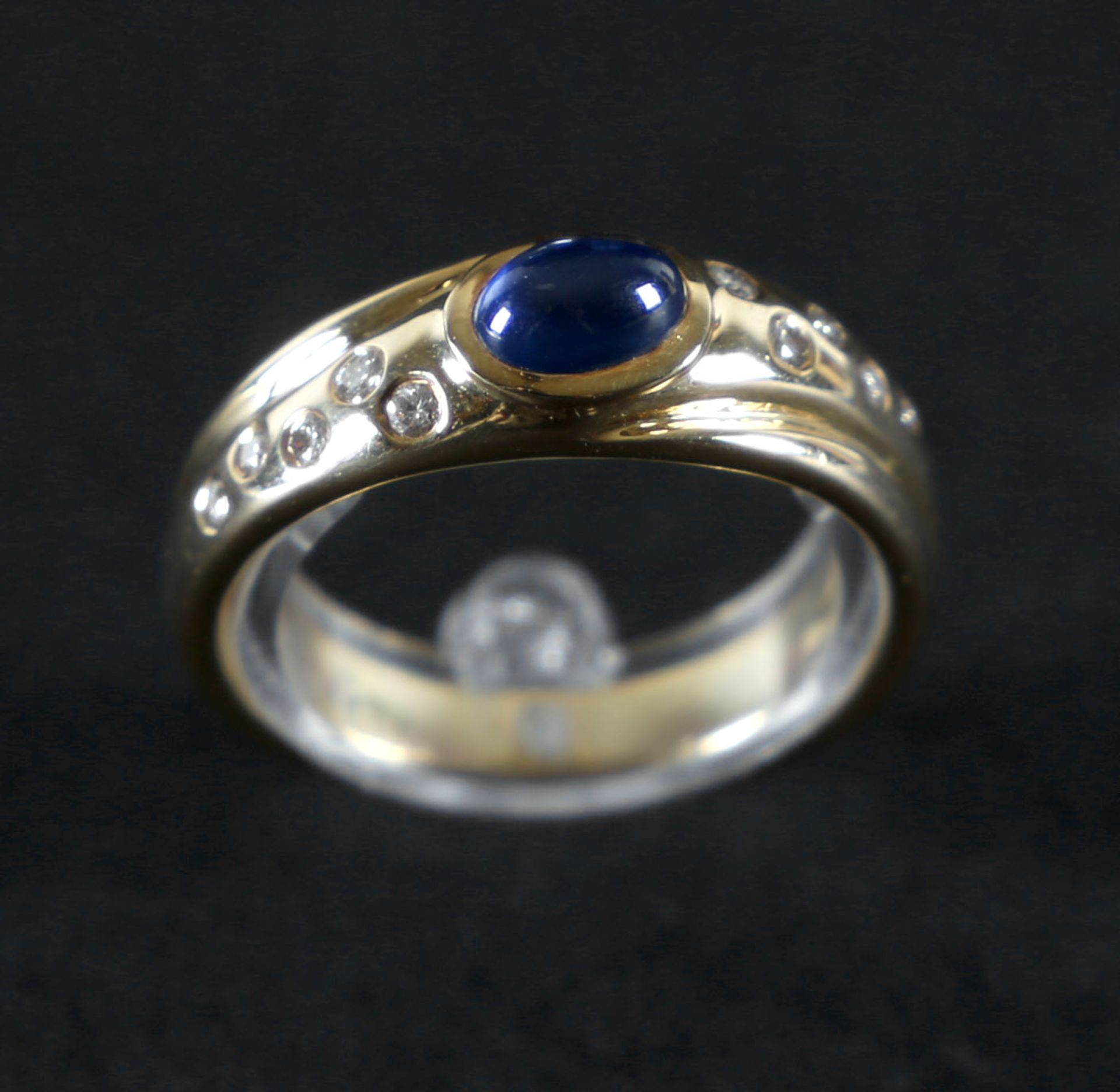 Ring mit Saphircabochon und kl. Diamanten, 750er GG