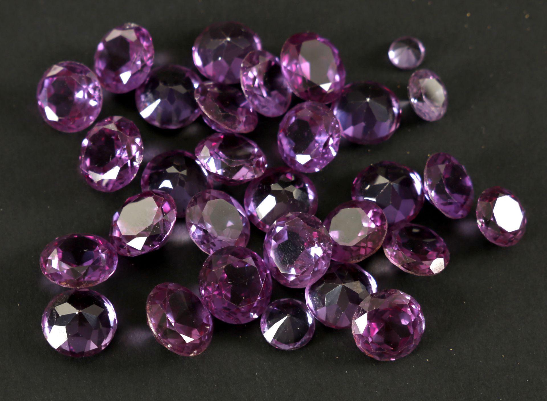 30 facettierte Amethyste in verschiedenen Größen