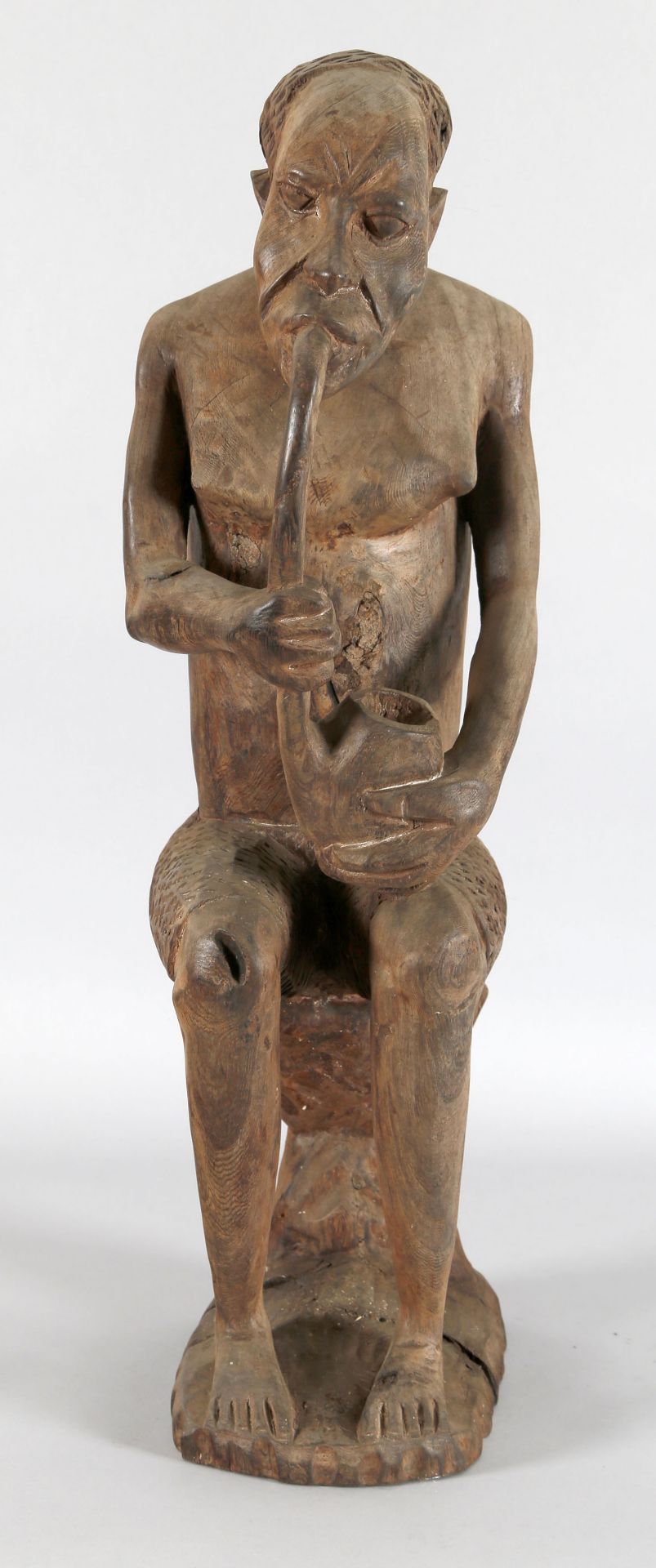 Afrikanische Figur eines Pfeifenrauchers, wohl Mbundu oder Makonde, 1960er Jahre - Image 2 of 2