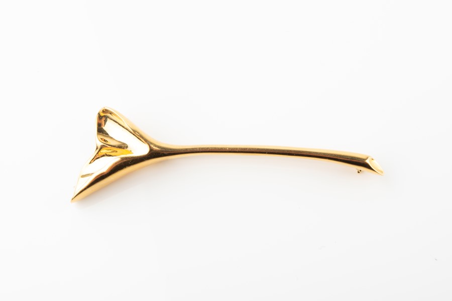 A naturalistic yellow metal gingko flower brooch by Tiffany & Co. stamped 750 Tiffany & Co, approx