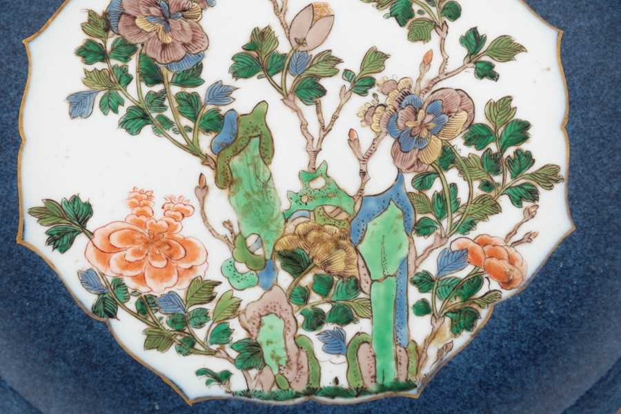 A large Chinese-style famille verte charger of circular form probably by Samson of Paris, apocryphal - Image 2 of 13