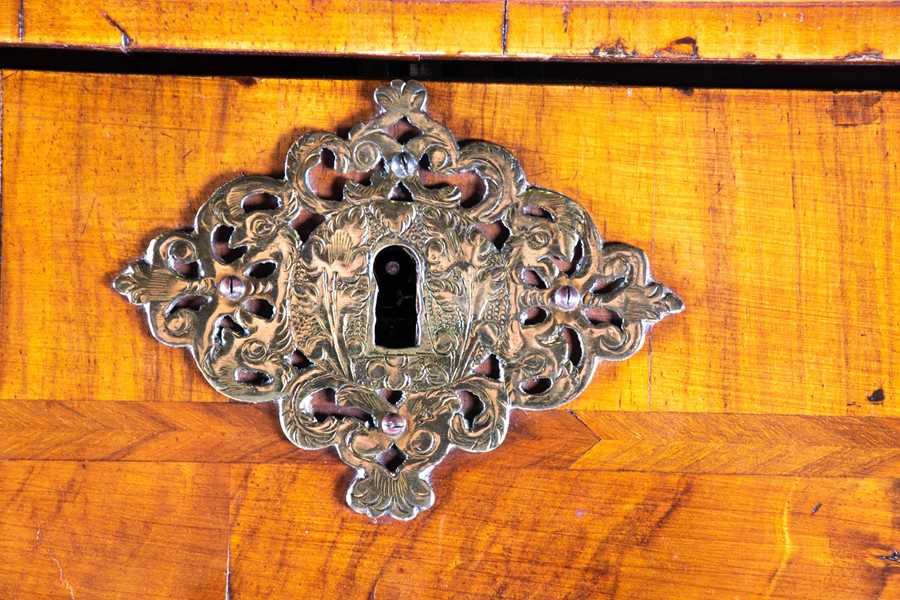 A William and Mary walnut veneered secretaire on chest the top part with moulded cornice over a - Image 4 of 29