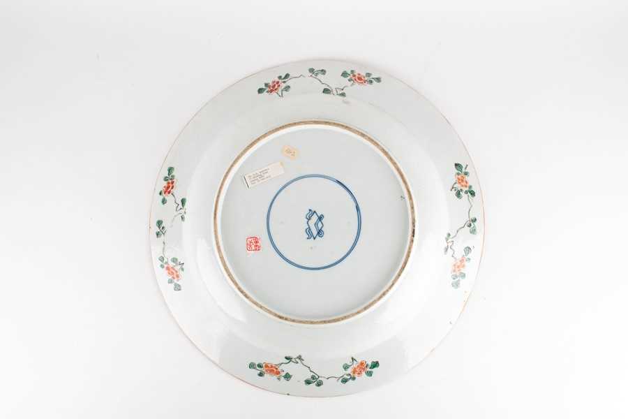 A large Chinese-style famille verte charger of circular form probably by Samson of Paris, apocryphal - Image 4 of 13