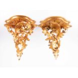 A pair of gilt wall sconces with scroll decoration in the rococo style.34 cm x 30 cm.Qty: 2