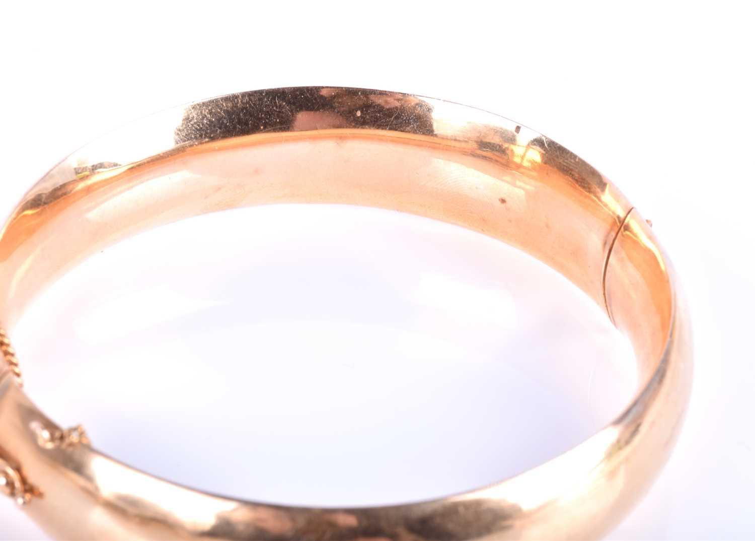 A yellow metal hinged bangle, (unmarked), together with a cultured pearl necklace, a Japanese - Image 4 of 7