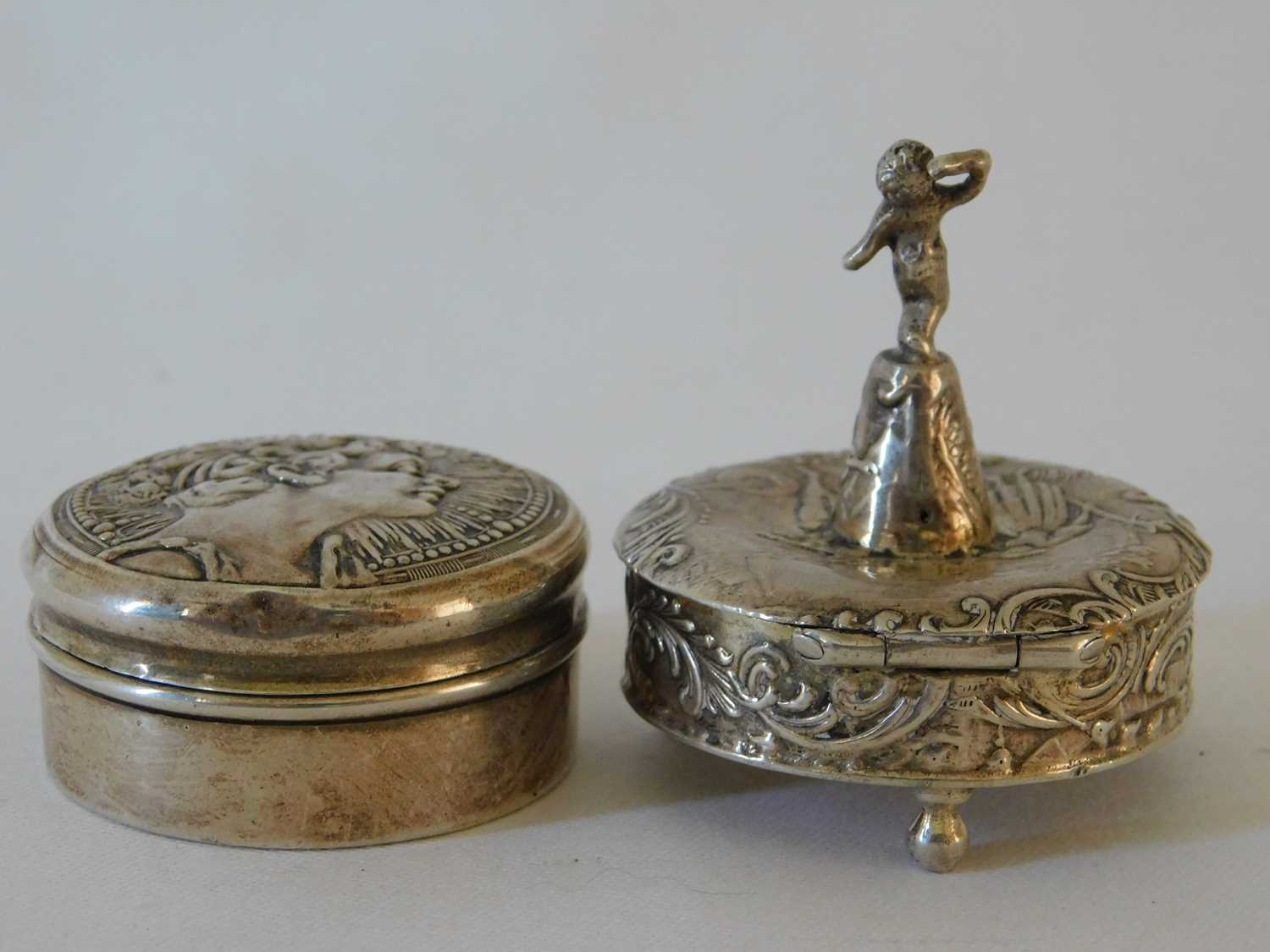 A German silver figural pill box, Simon Rosenau, Hanau c.1895, the lid with applied pedestal - Image 5 of 5